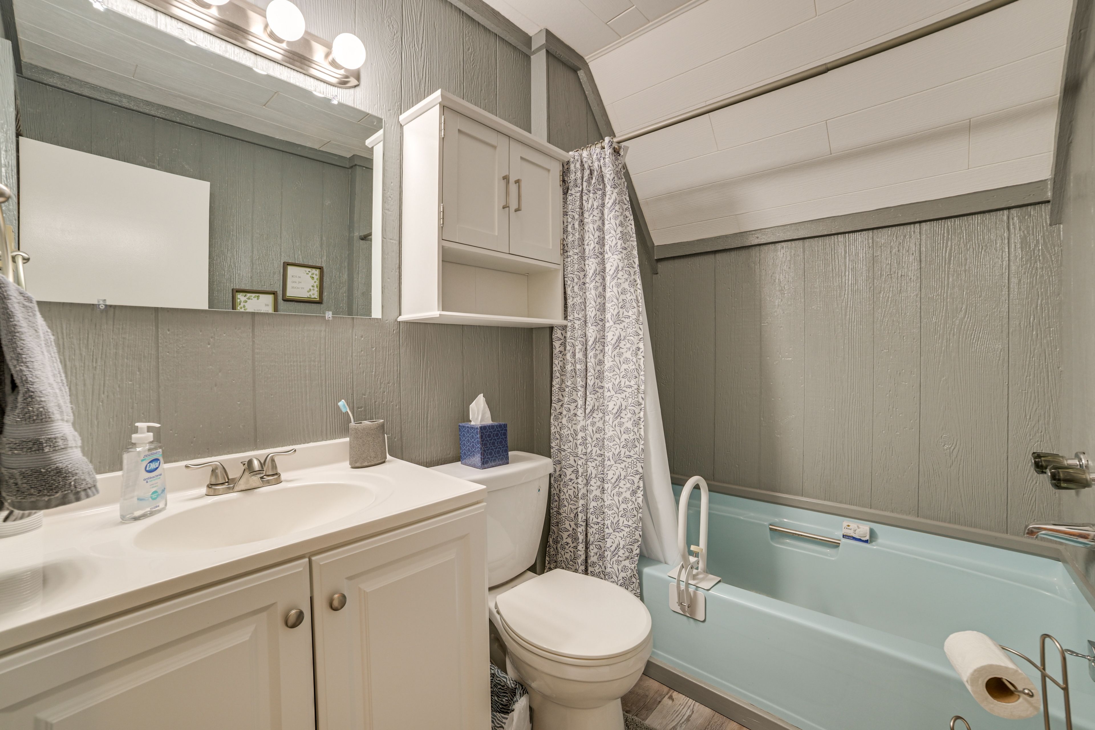 Full Bath | Towels | Hair Dryer | 2nd Floor