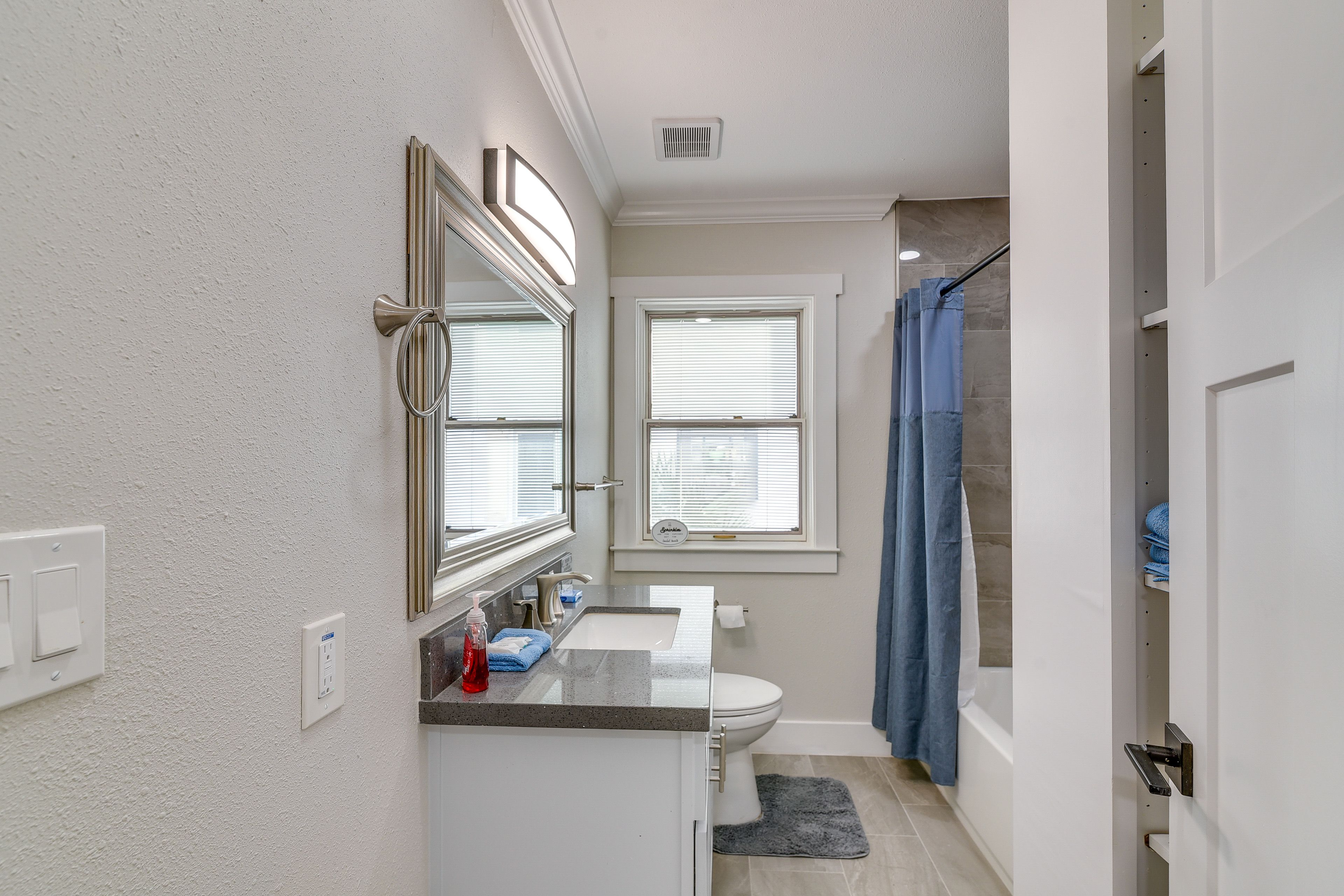 Full Bathroom | 2nd Floor