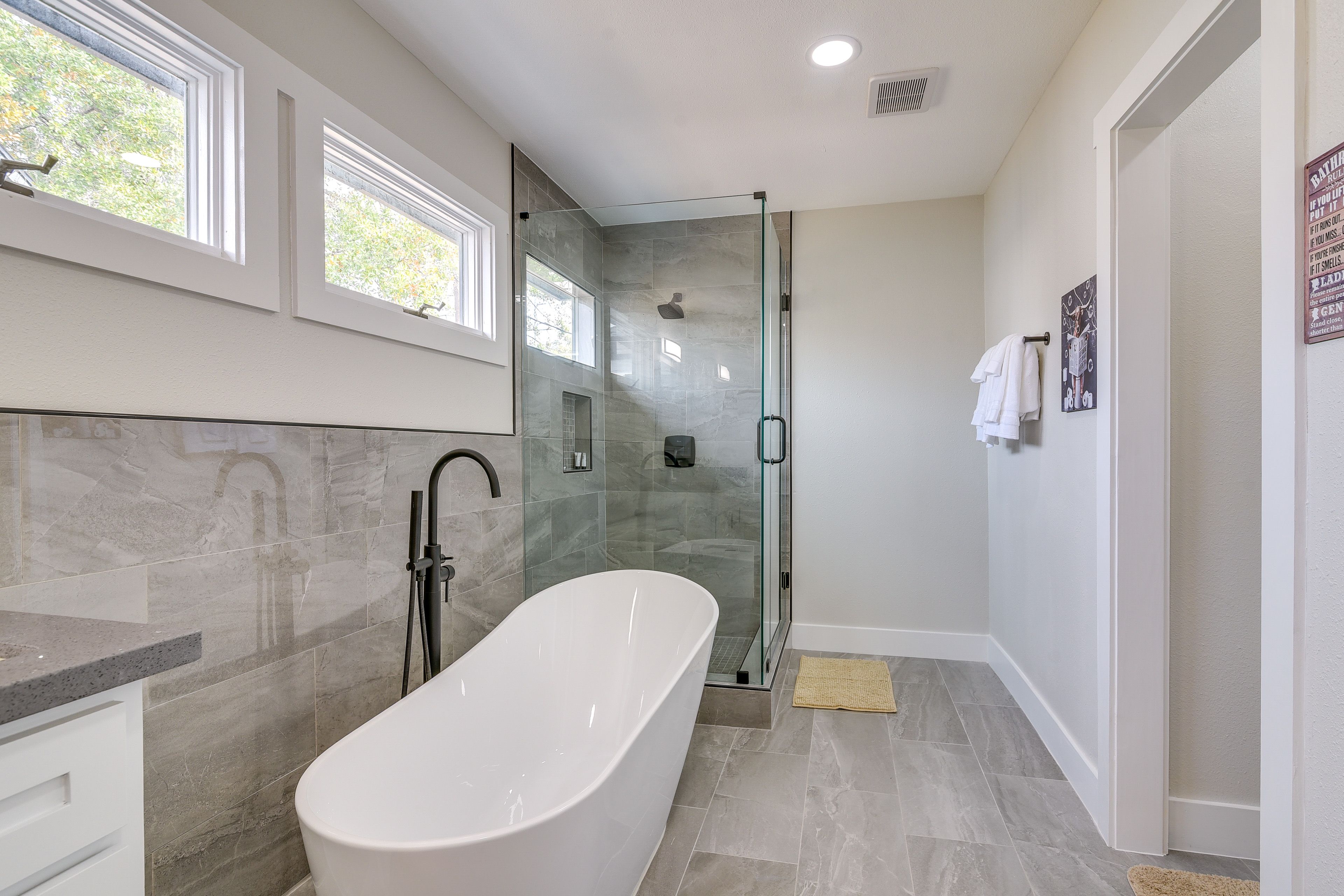 Full Bathroom | 2nd Floor | Towels Provided