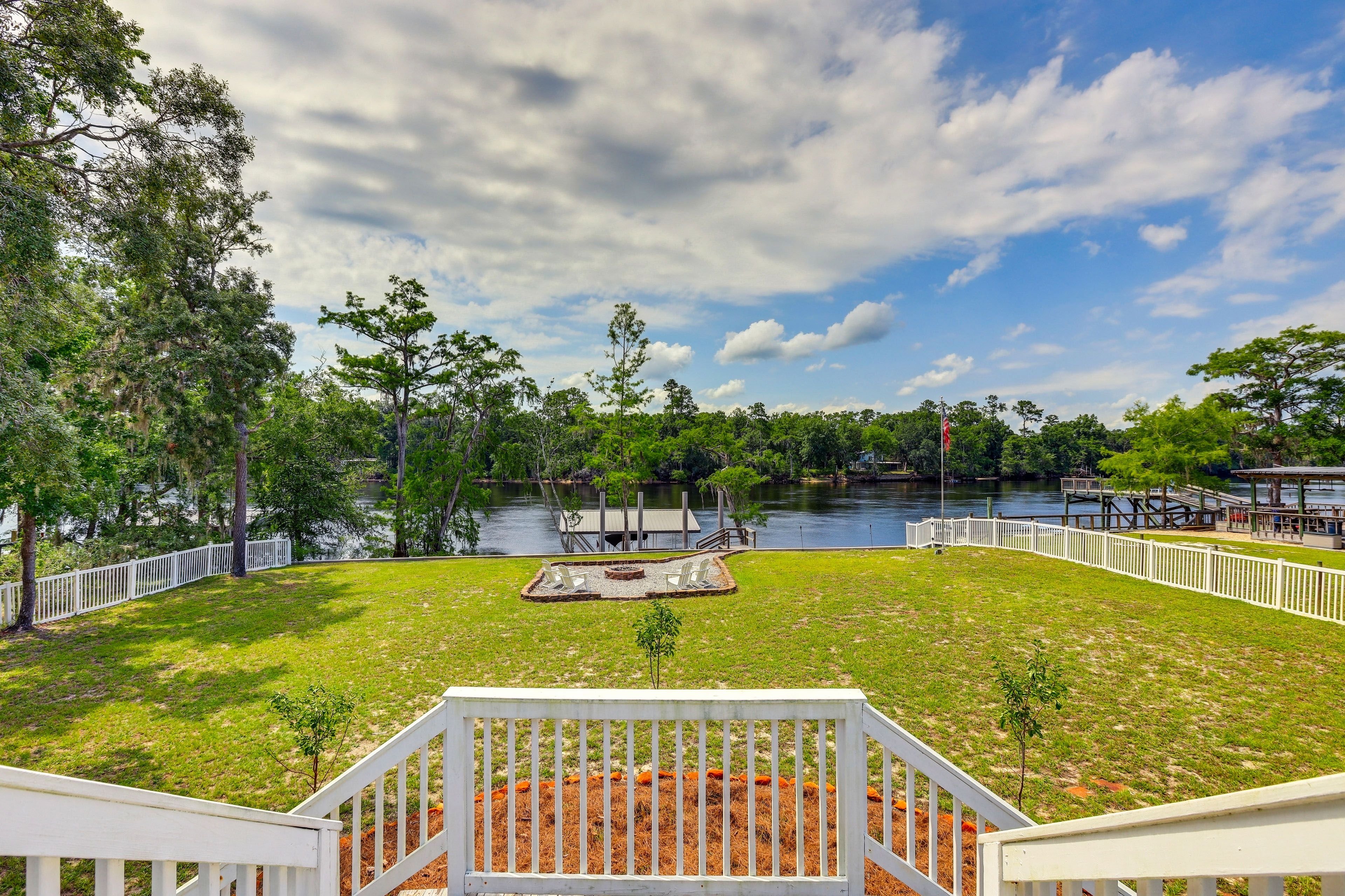 Fanning Springs Vacation Rental | 3BR | 2BA | 1,300 Sq Ft | Stairs to Enter
