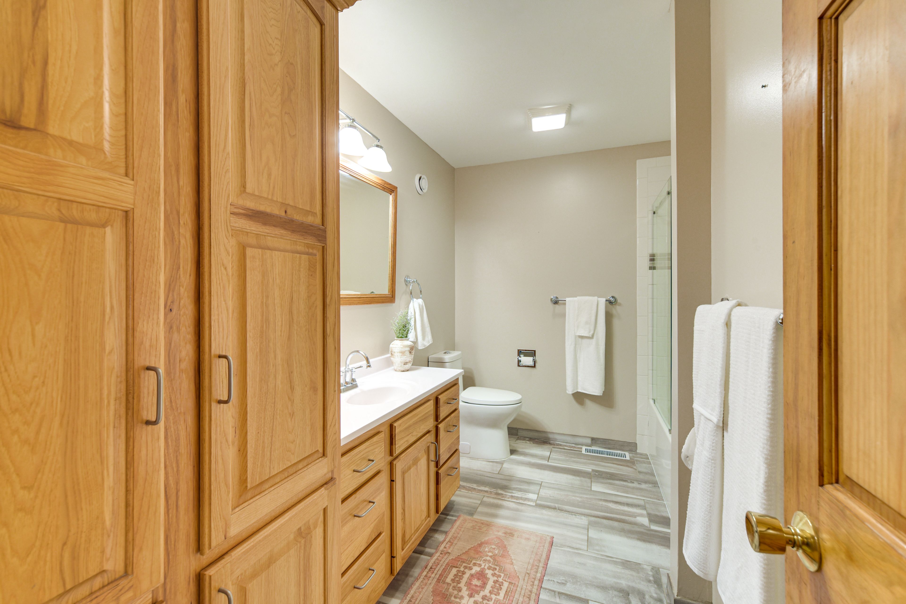 Full Bathroom | 1st Floor | Complimentary Toiletries