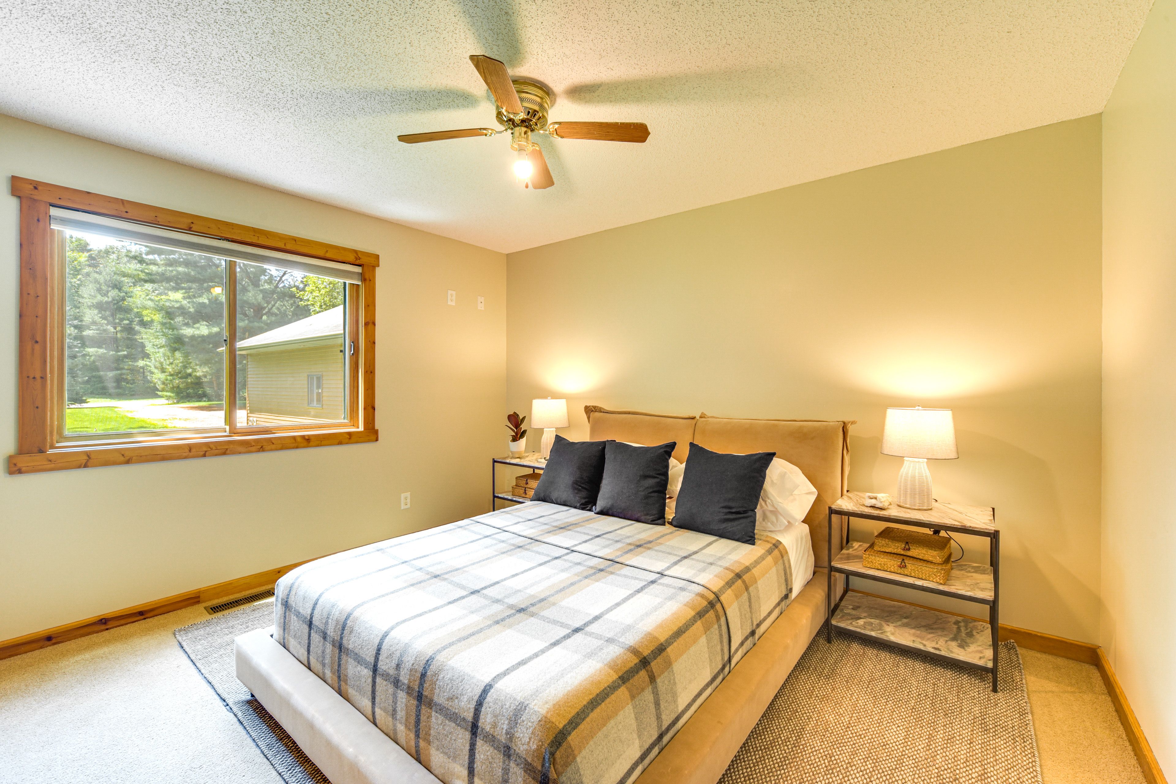 Bedroom 2 | 1st Floor | Queen Bed