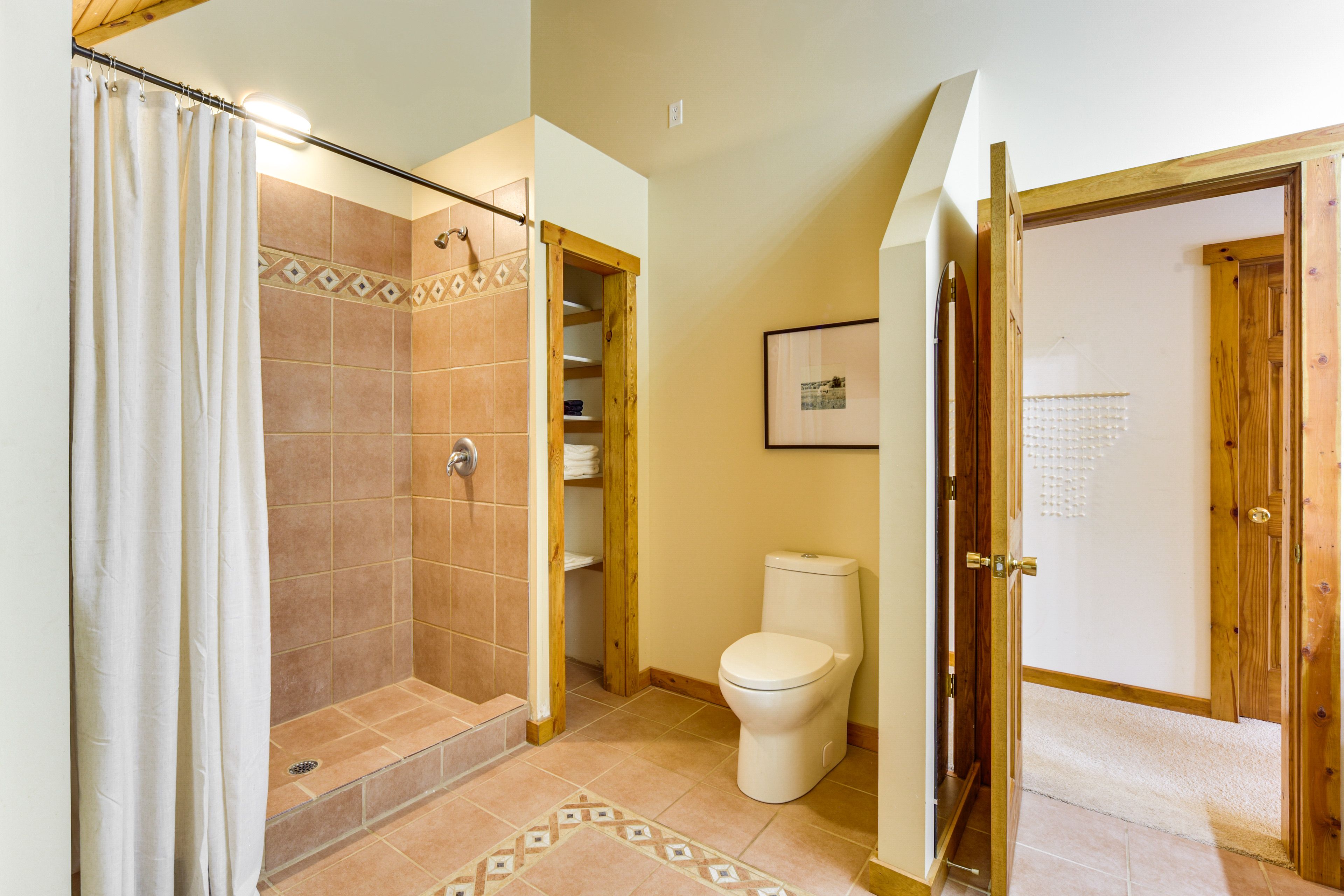 En-Suite Bathroom | 2nd Floor | Towels Provided