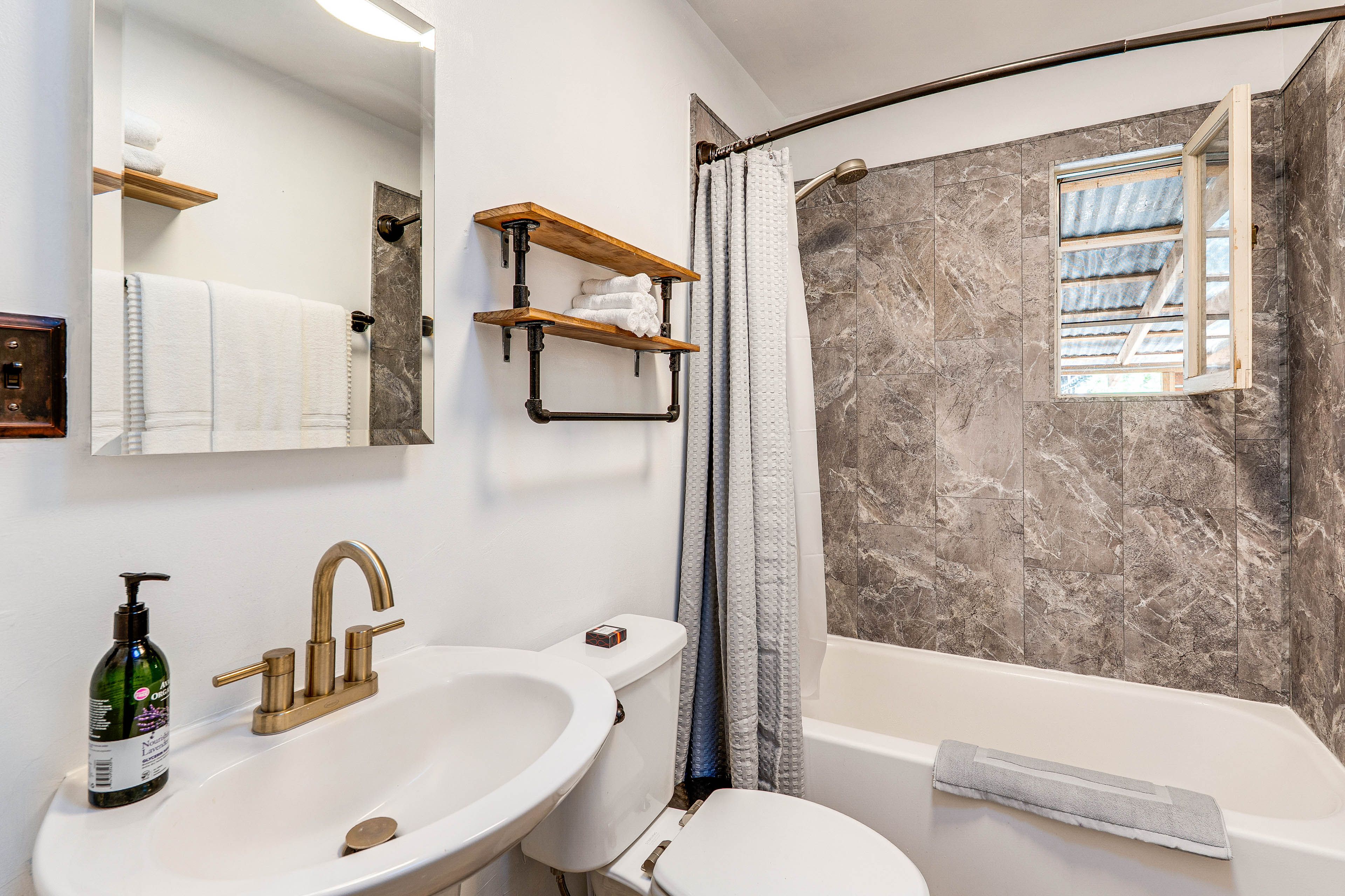 Full Bath | Towels
