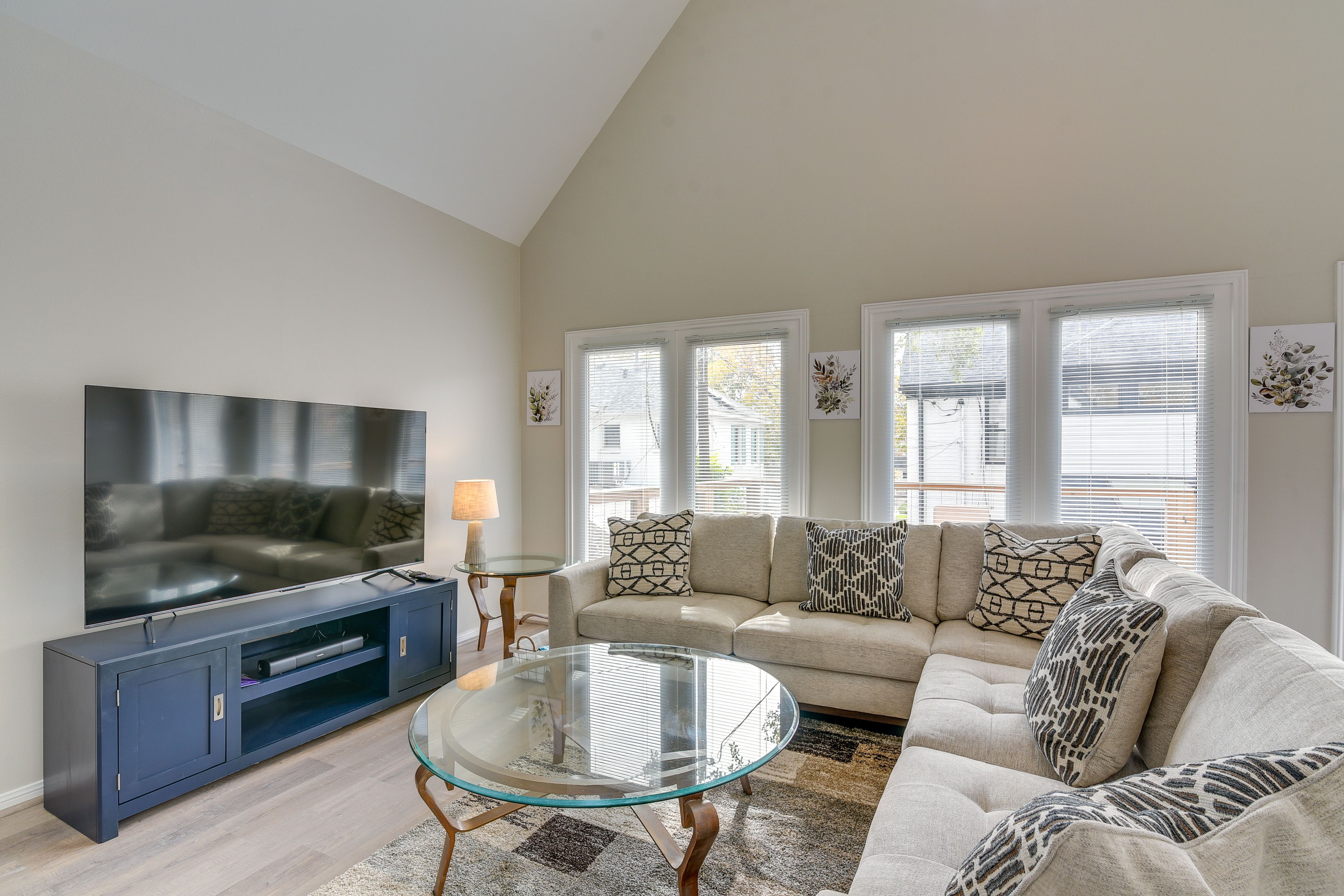 Living Room | Smart TV | Free WiFi