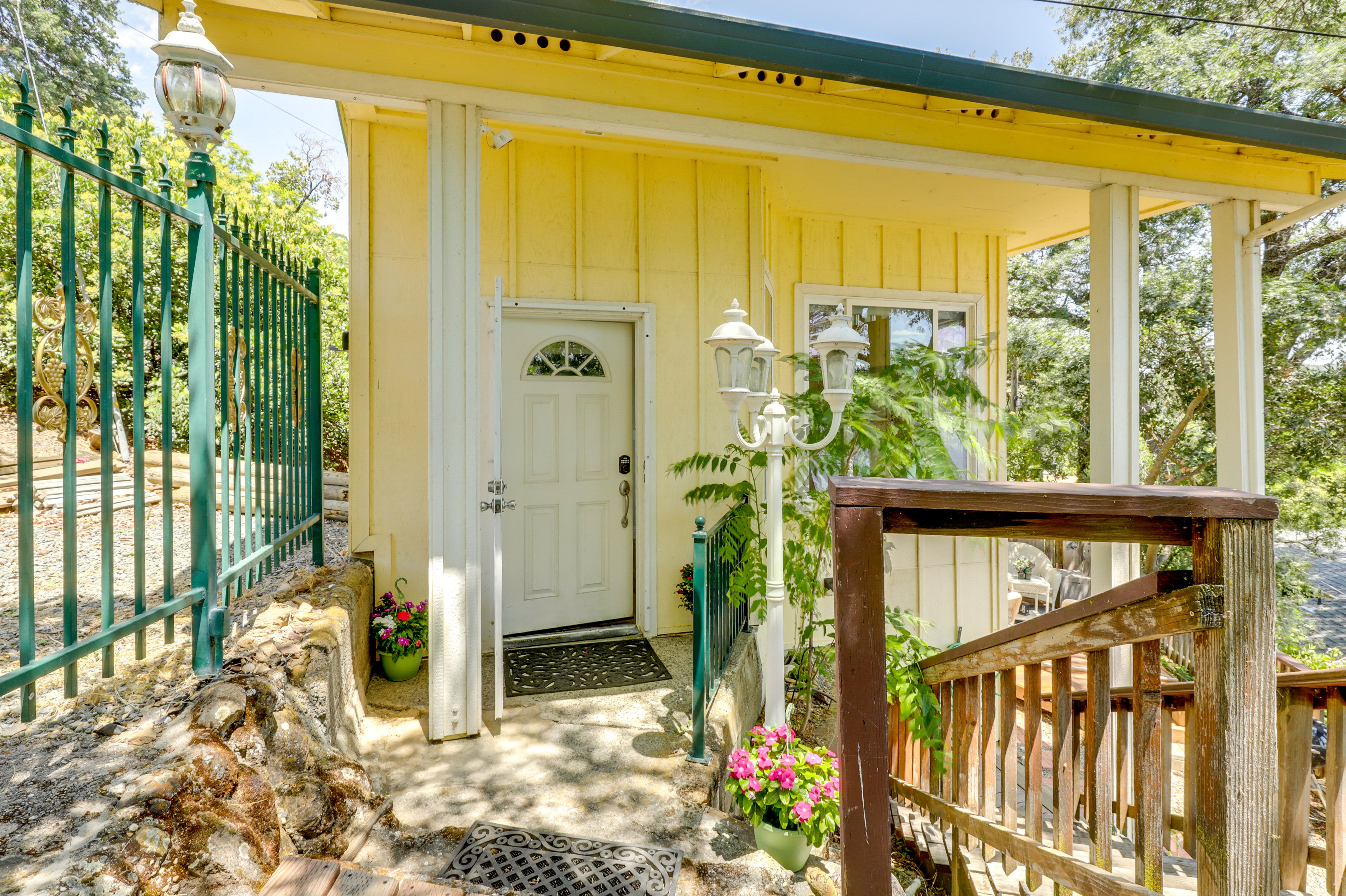 Studio Exterior | Driveway (1 Vehicle)