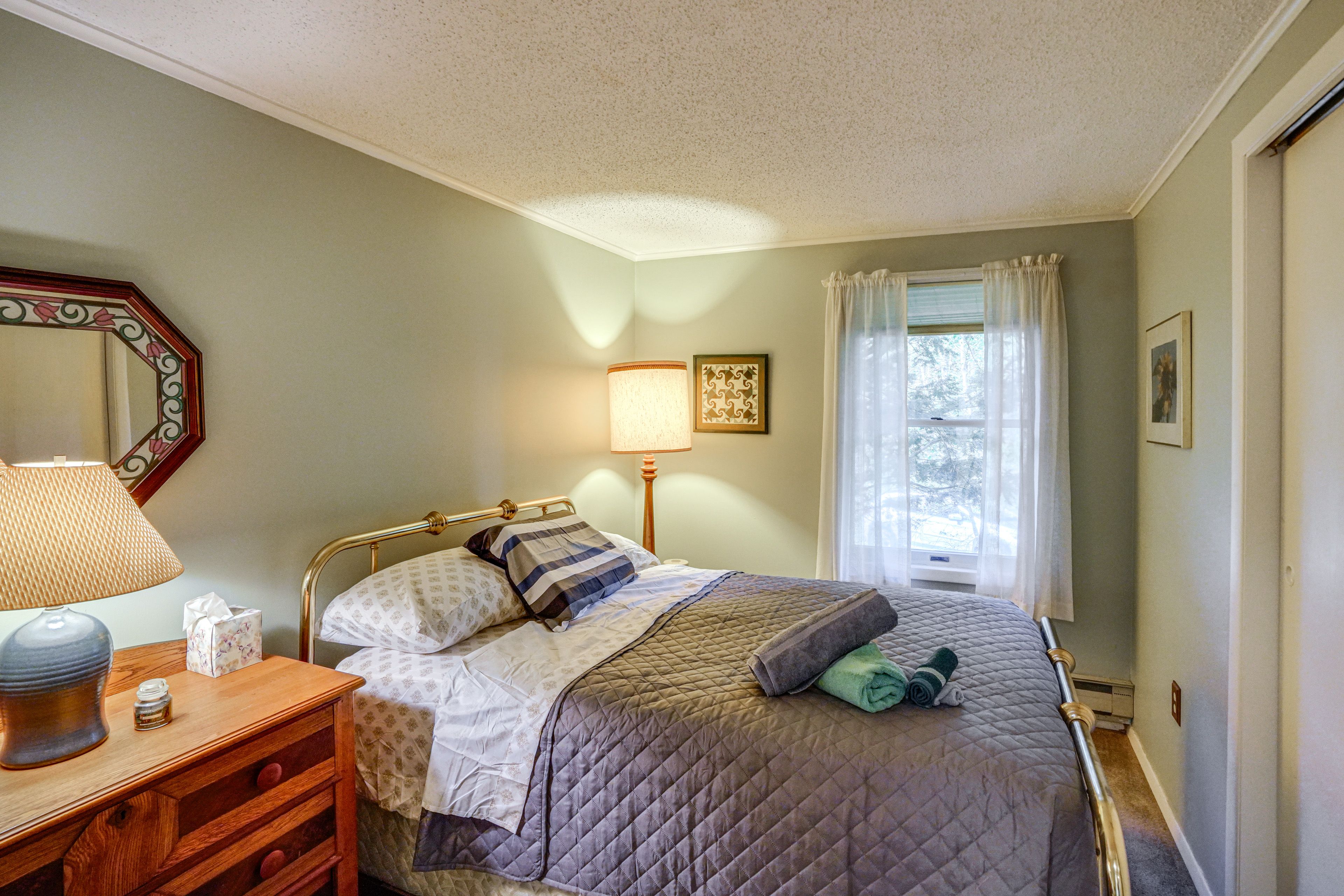 Bedroom 1 | Queen Bed