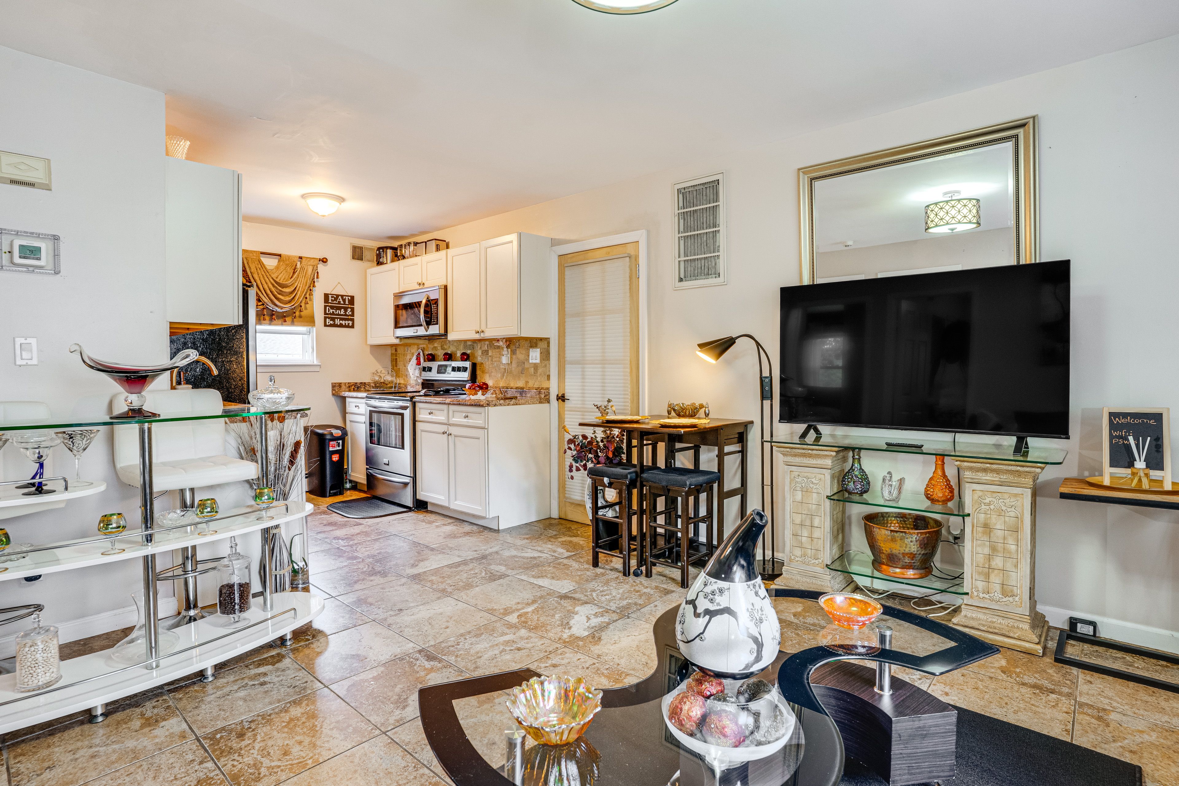 Living Room | Free WiFi | Central Heating & A/C | Smart TV