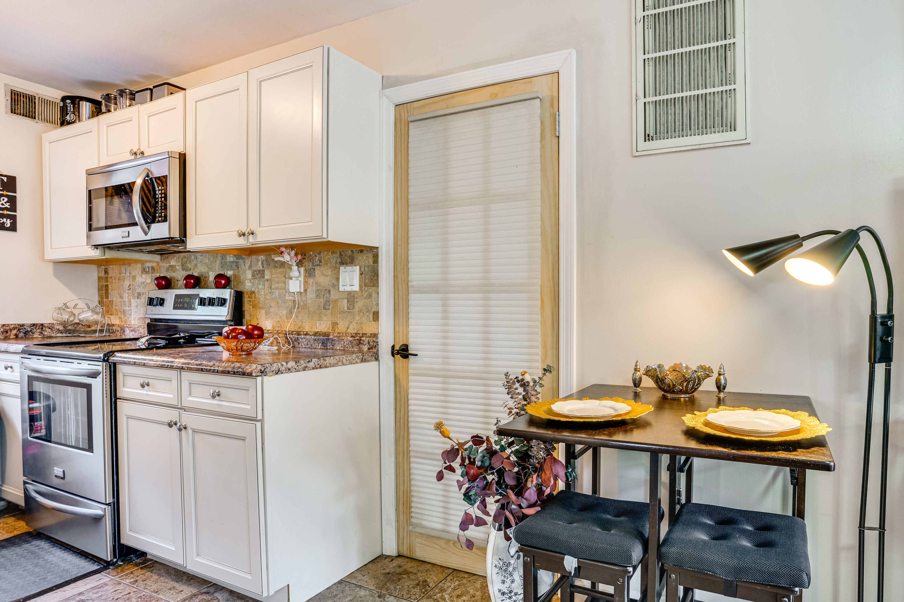 Dining Area | Dishware/Flatware Provided