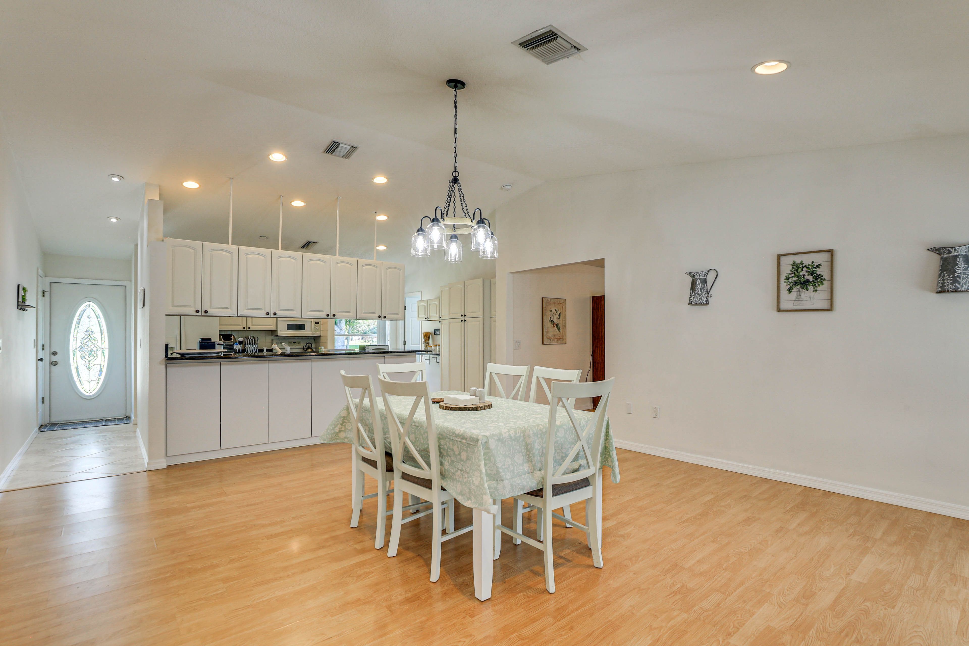 Dining Area | Dishware/Flatware Provided