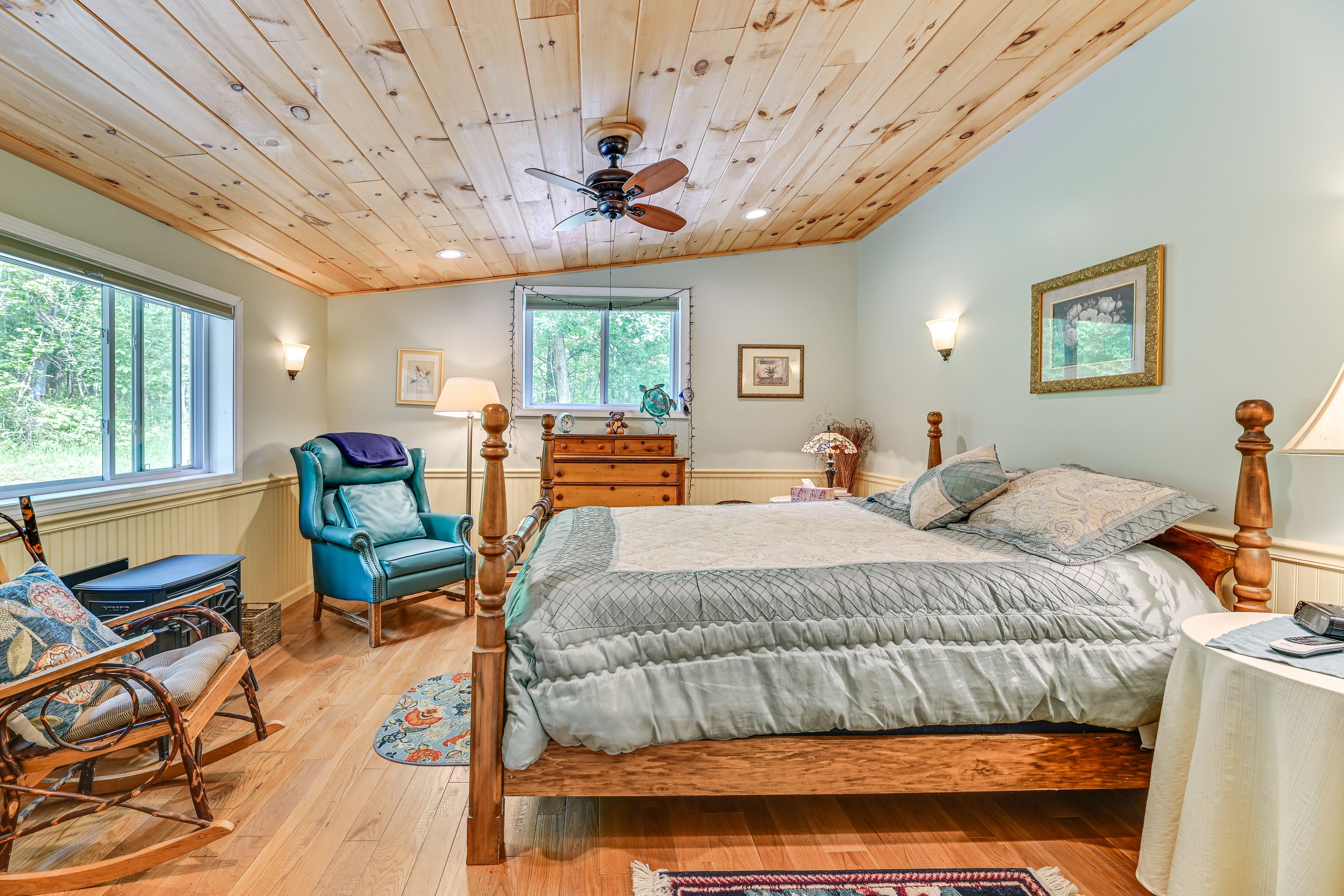 Bedroom | 1st Floor | Queen Bed | Linens Provided