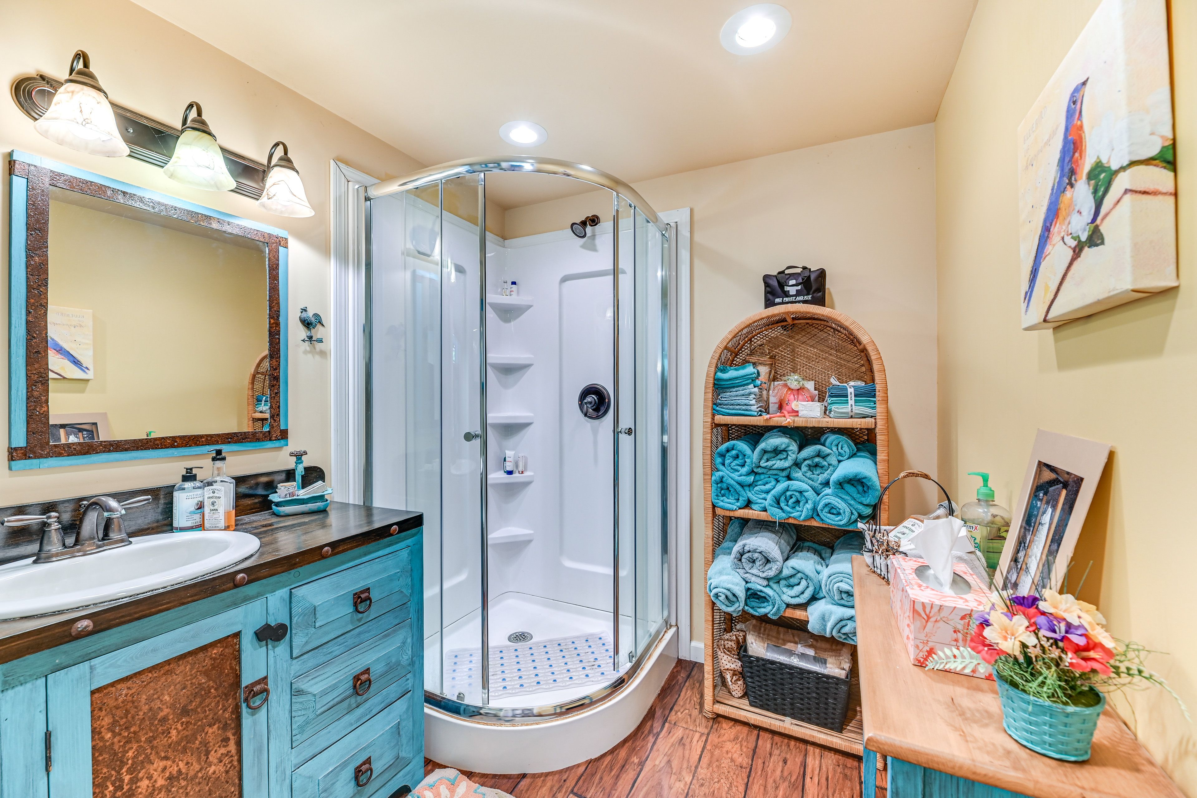 Full Bathroom | 1st Floor | Towels Provided