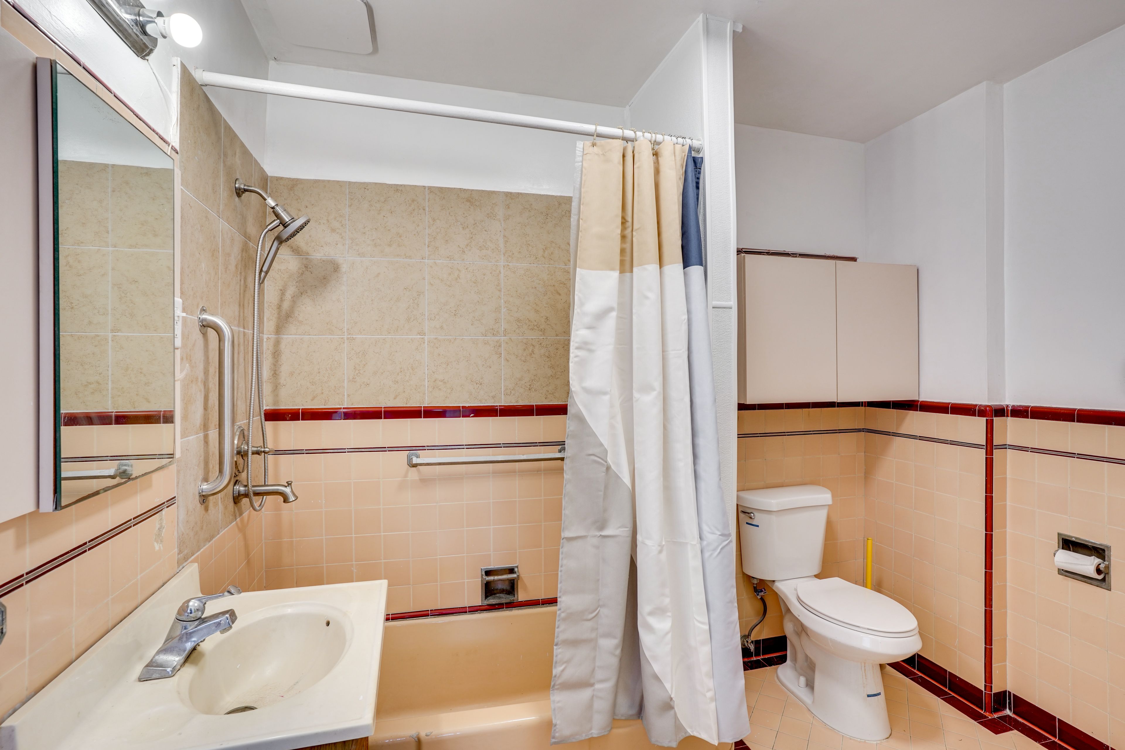Full Bathroom | Towels Provided | Complimentary Toiletries