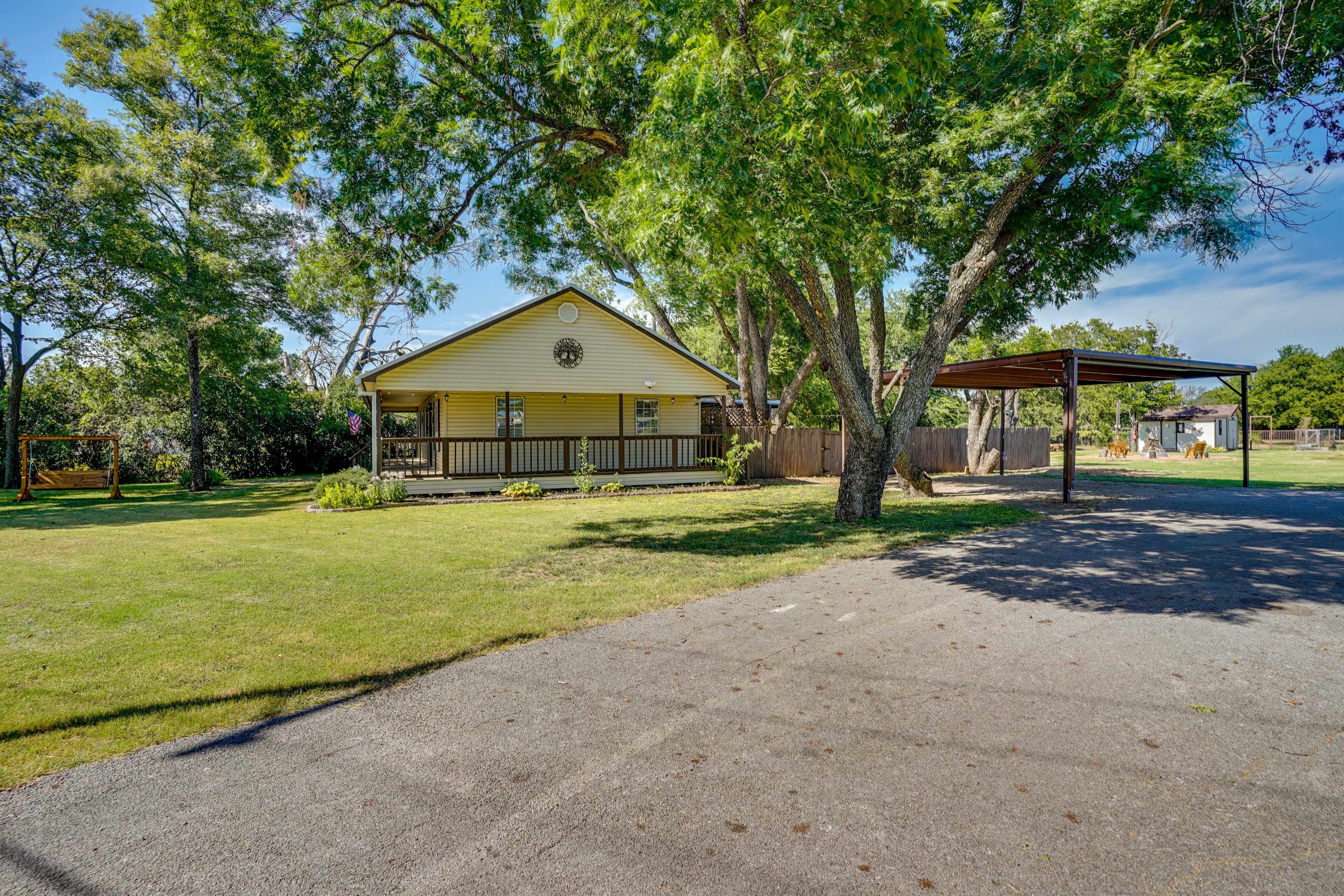 Parking | Driveway (6 Vehicles) | RV/Trailer Parking Allowed
