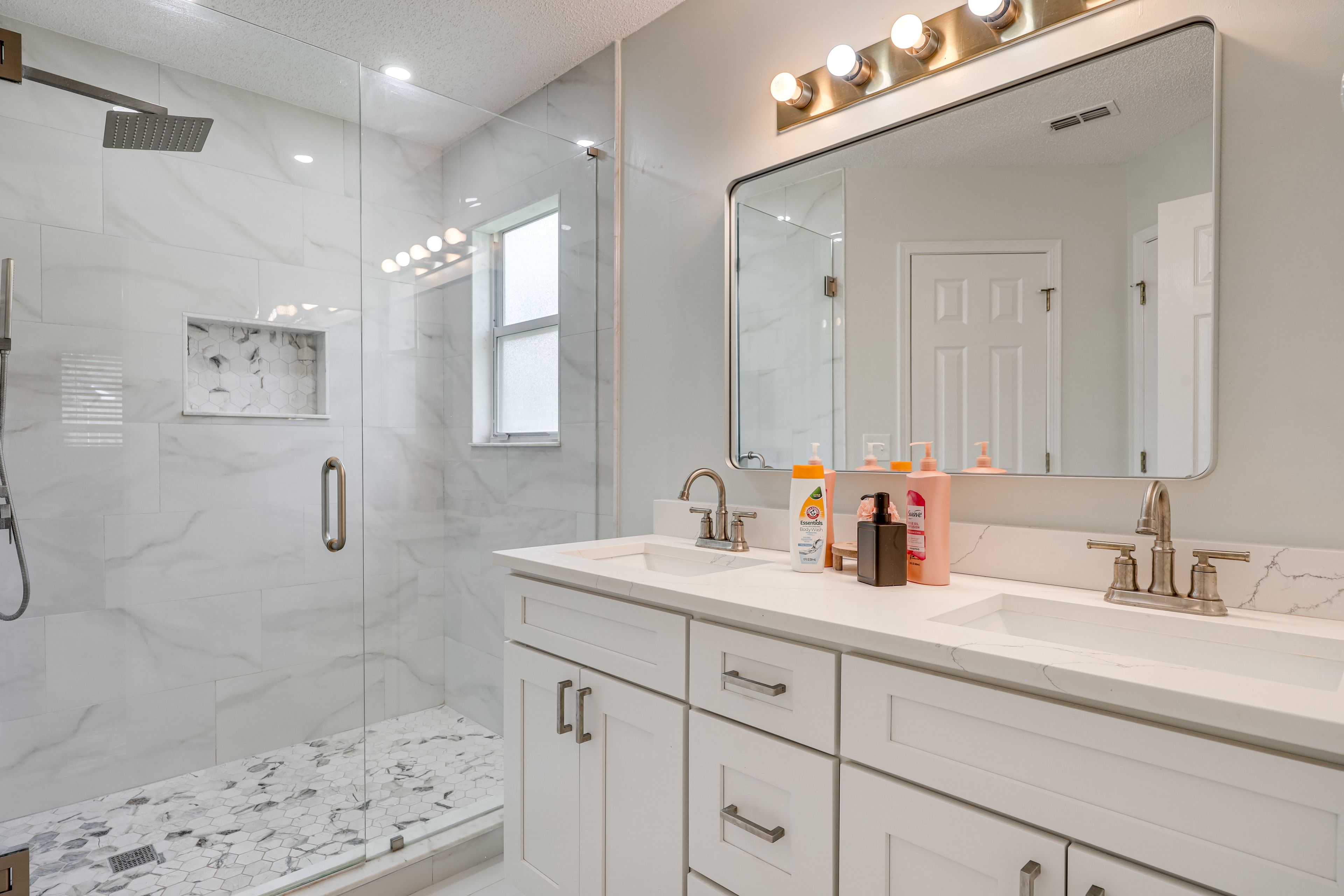 Full Bathroom | Towels Provided