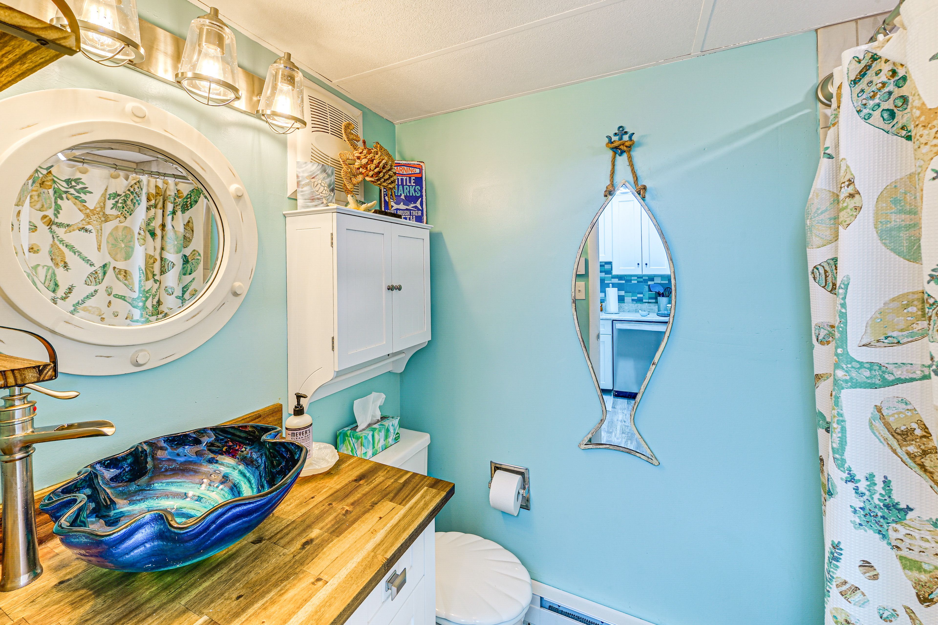 Full Bathroom | Towels Provided