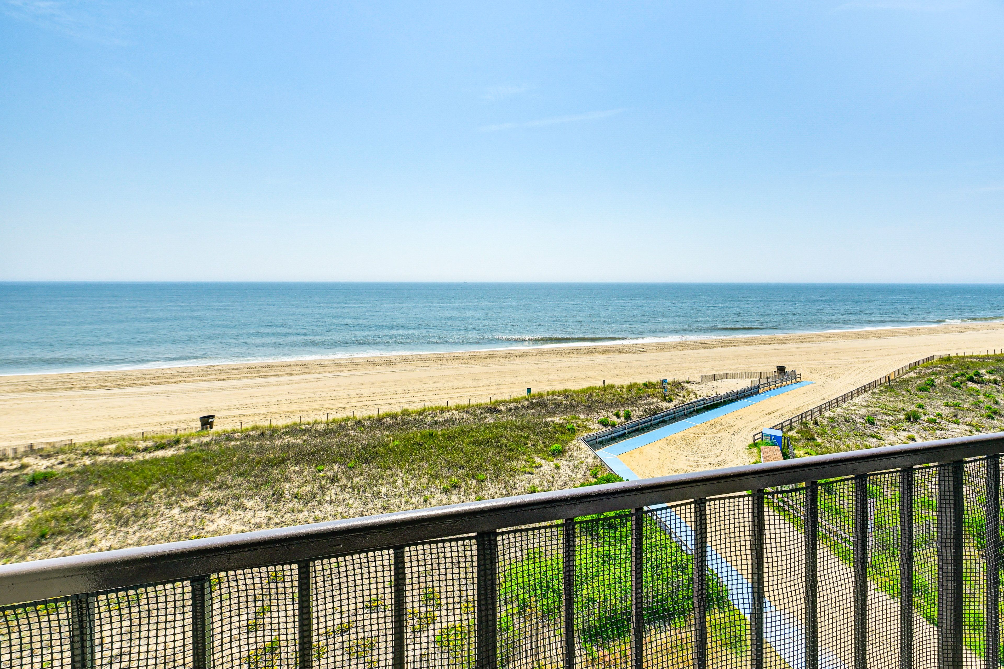 Private Balcony w/ Seating