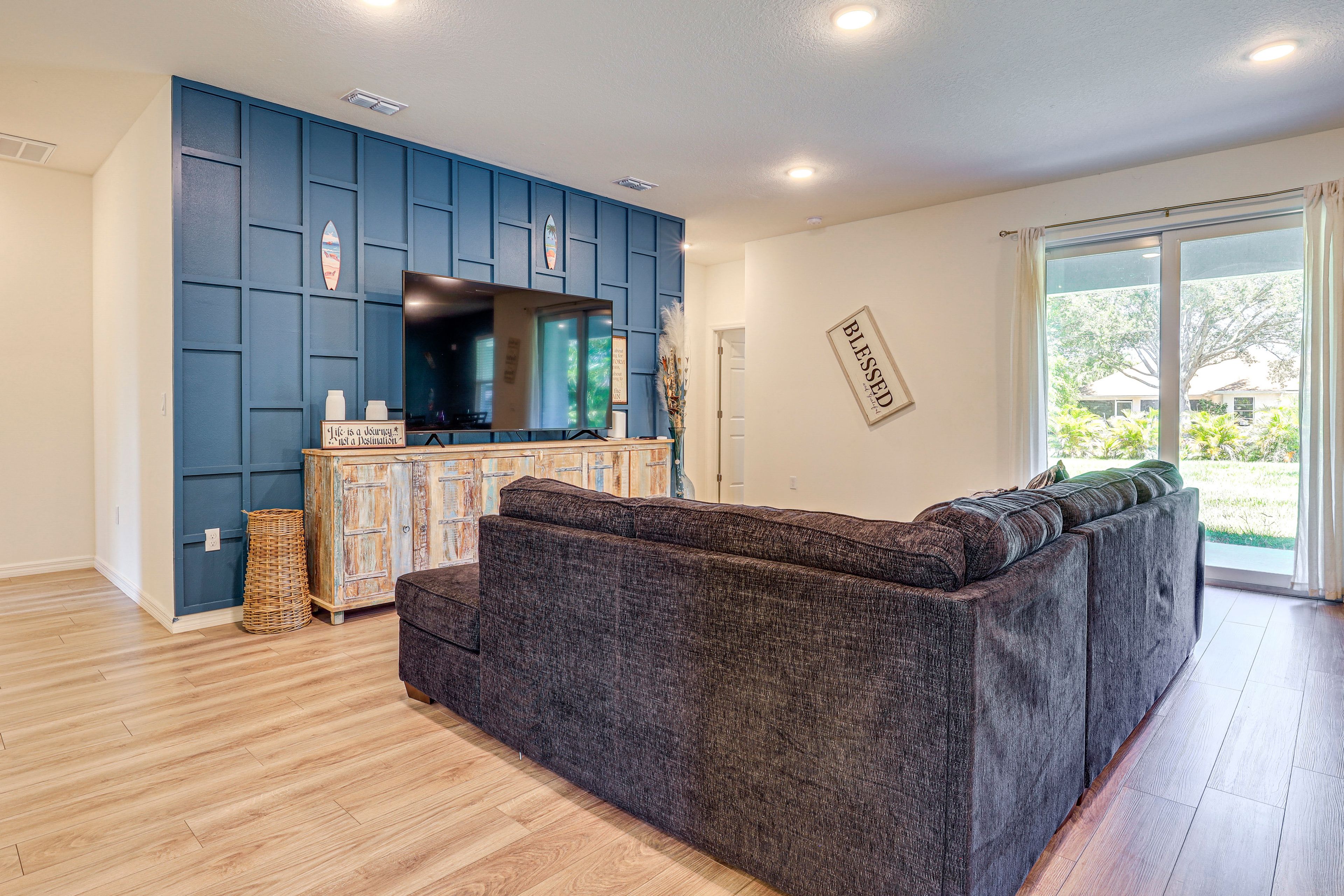 Living Room | Smart TV