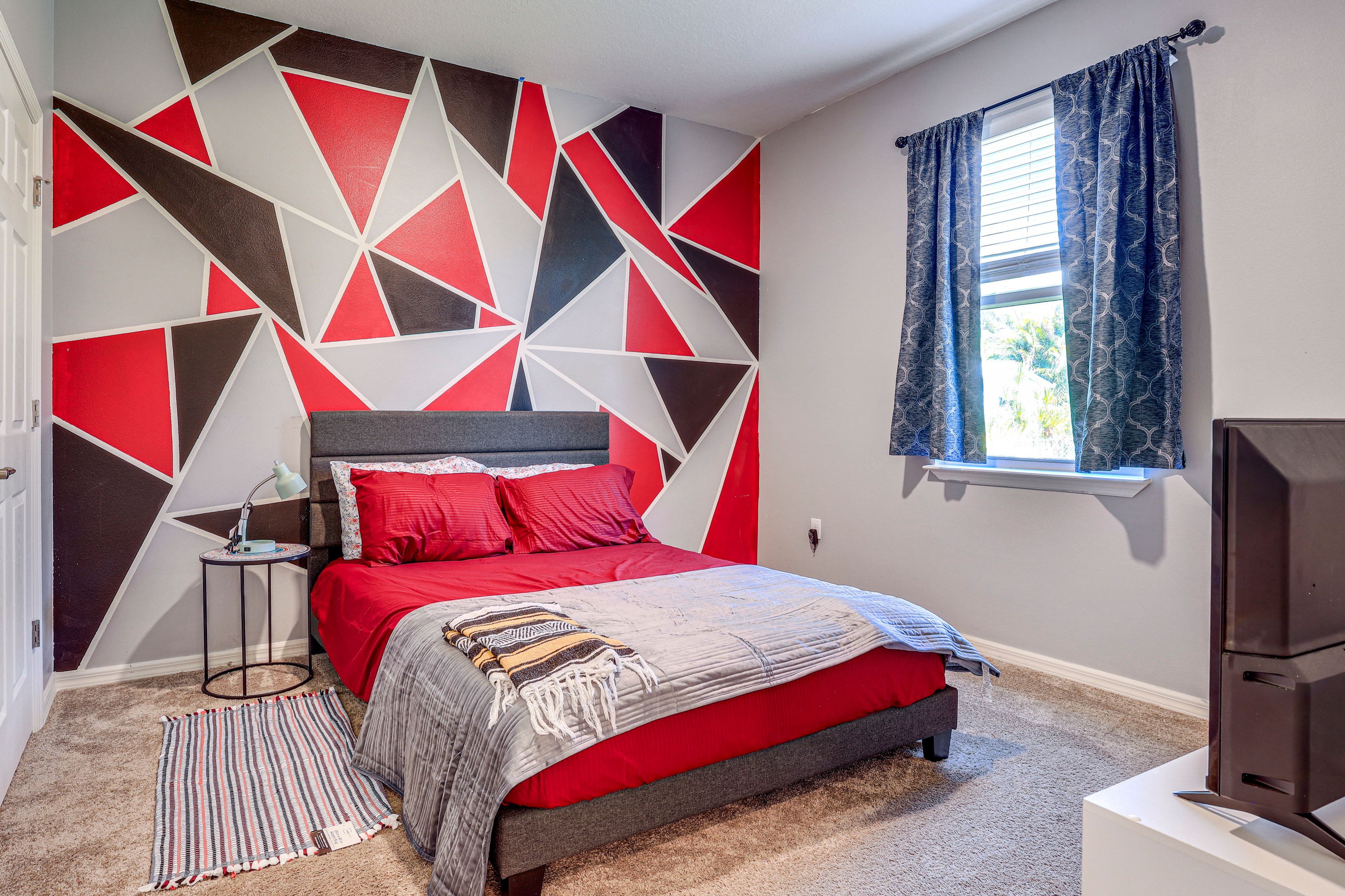 Bedroom 1 | Queen Bed | Smart TV