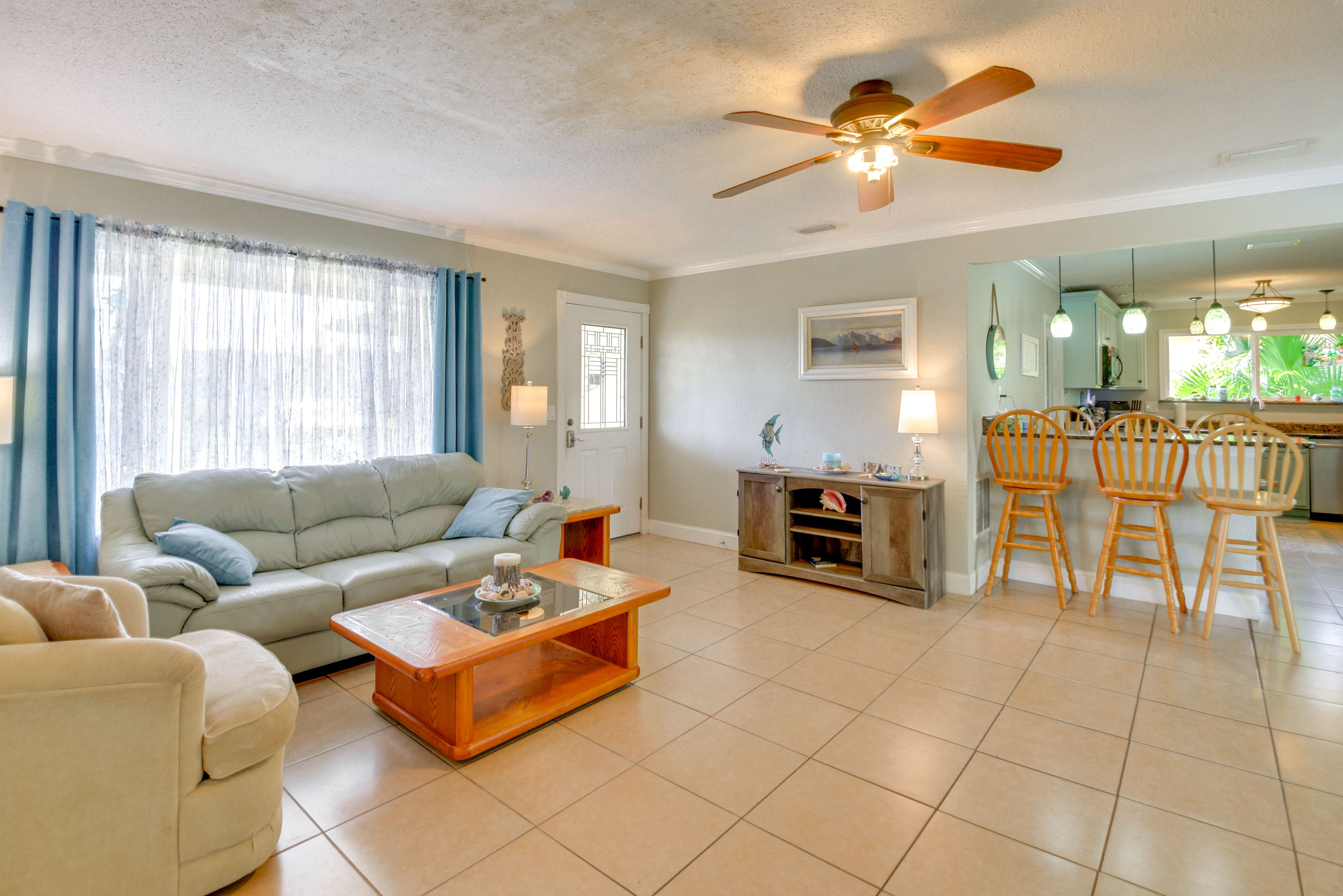 Living Room | Smart TV | Free WiFi