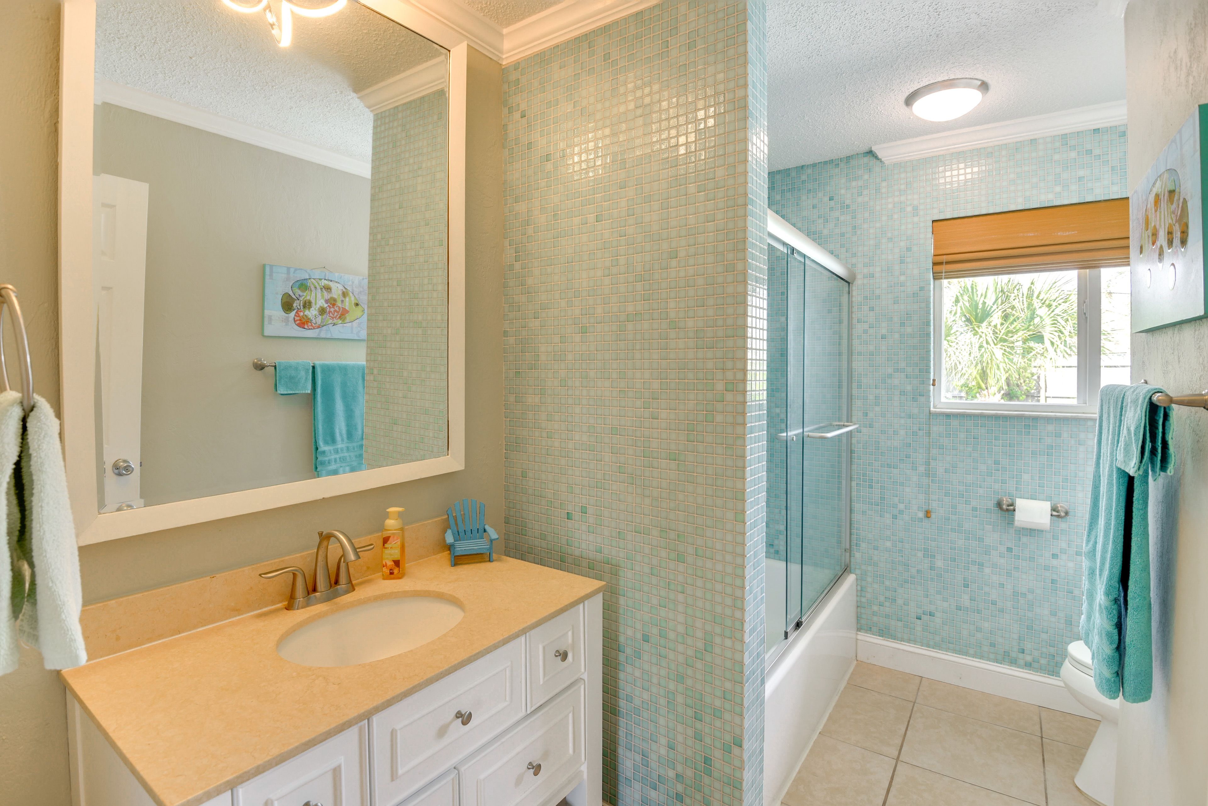 Full Bathroom | Towels Provided