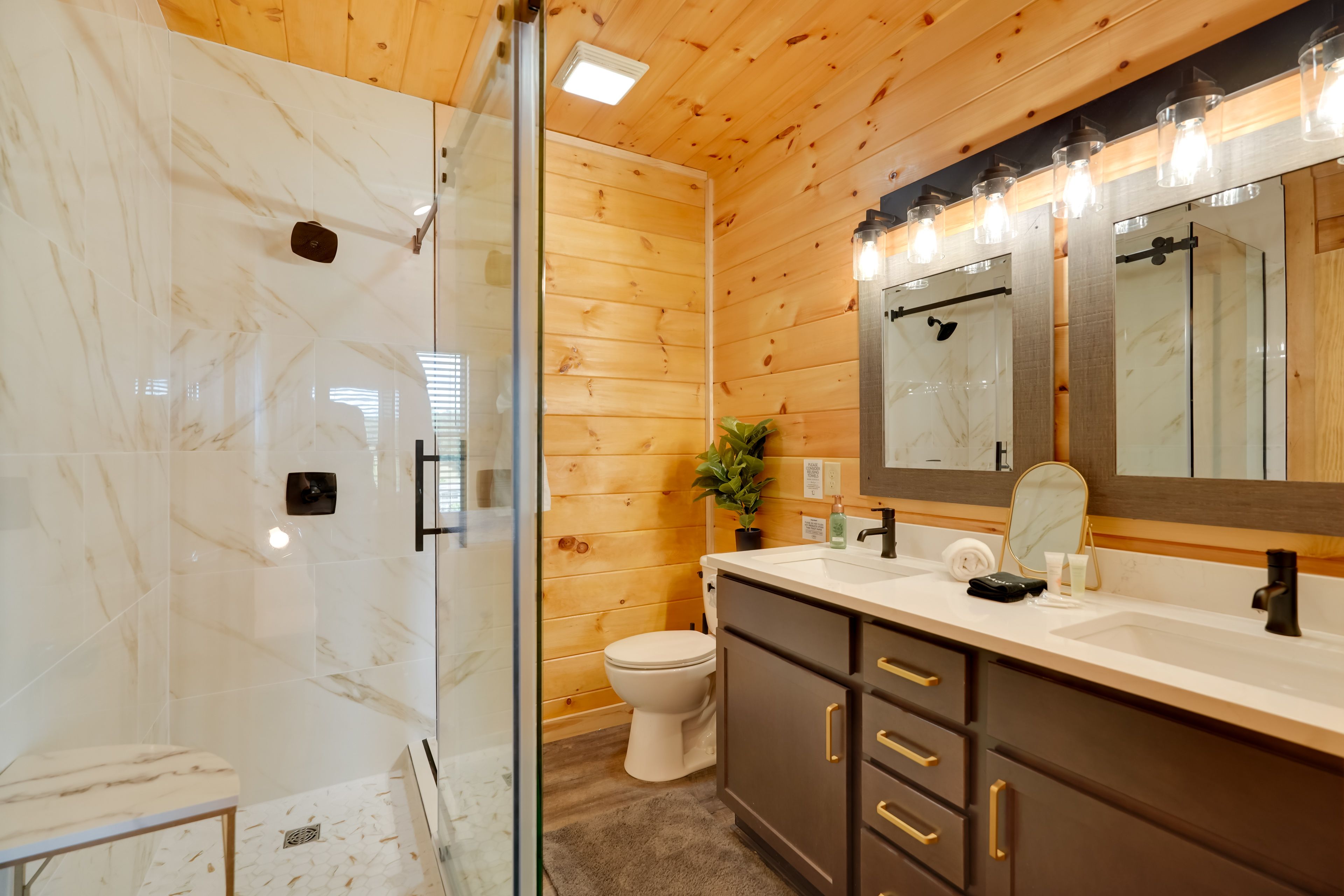Full Bathroom | Towels Provided
