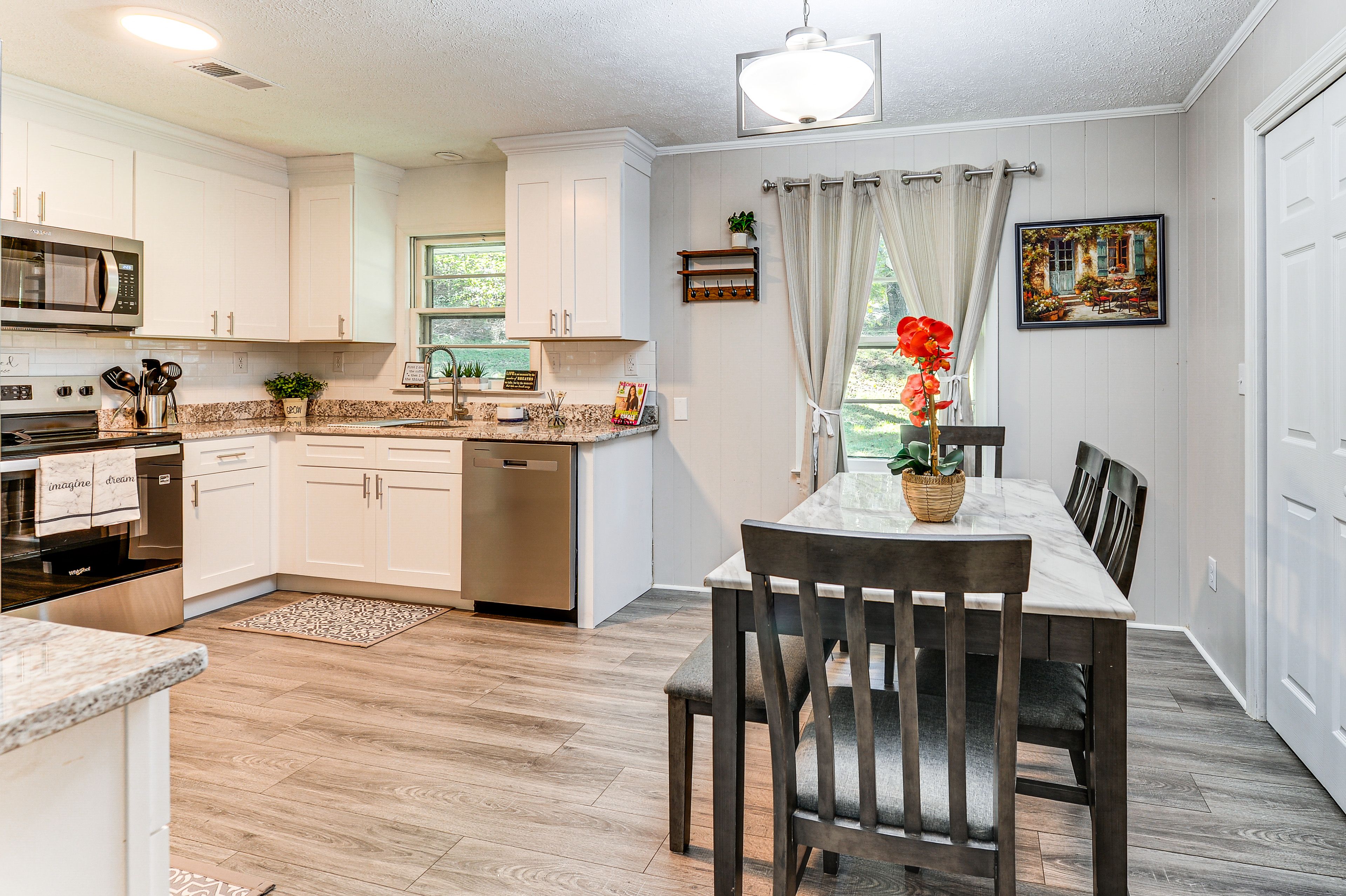 Dining Area | Dishware/Flatware Provided