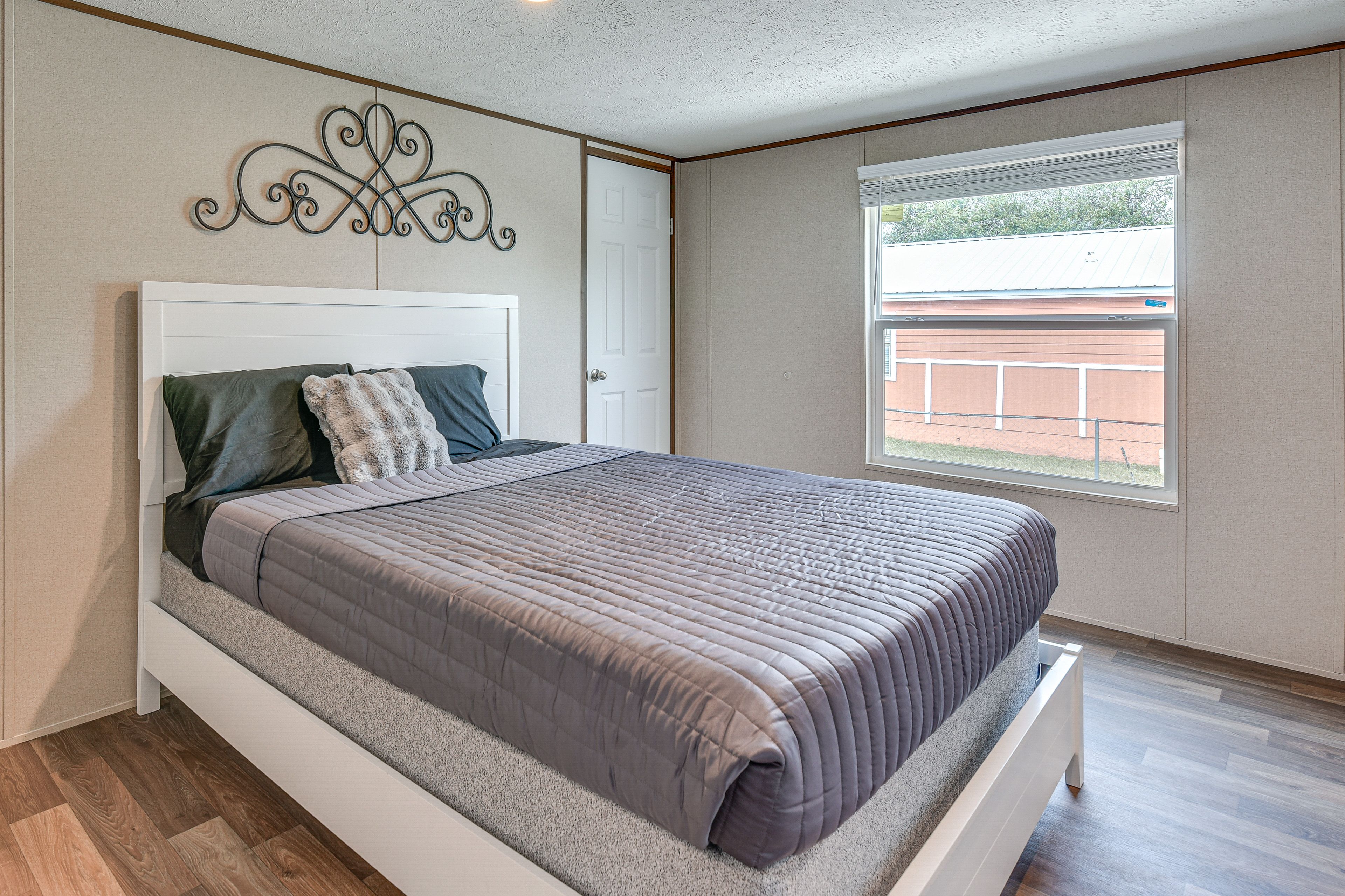 Bedroom 1 | Queen Bed