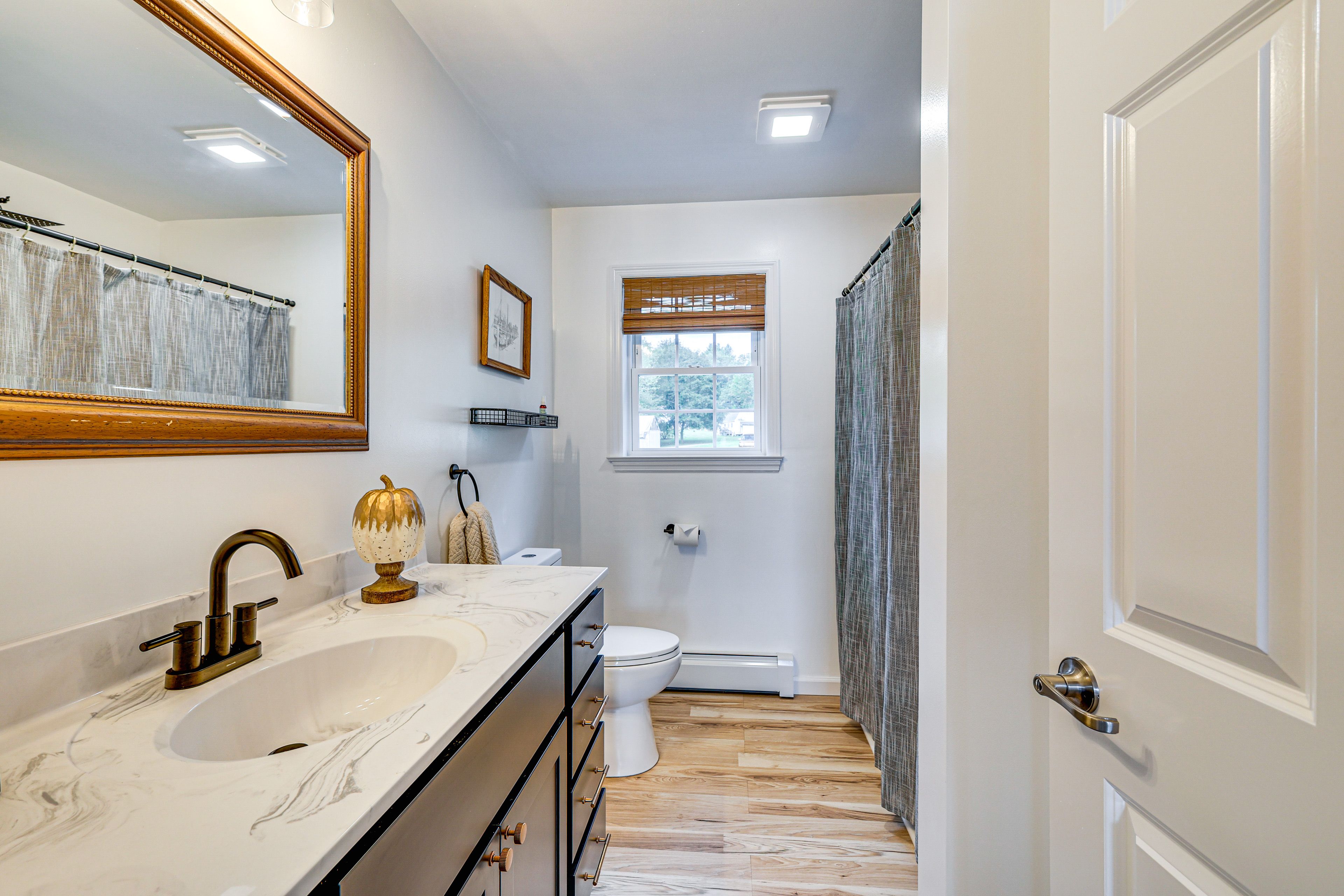 Full Bathroom | 1st Floor | Complimentary Toiletries | Towels Provided