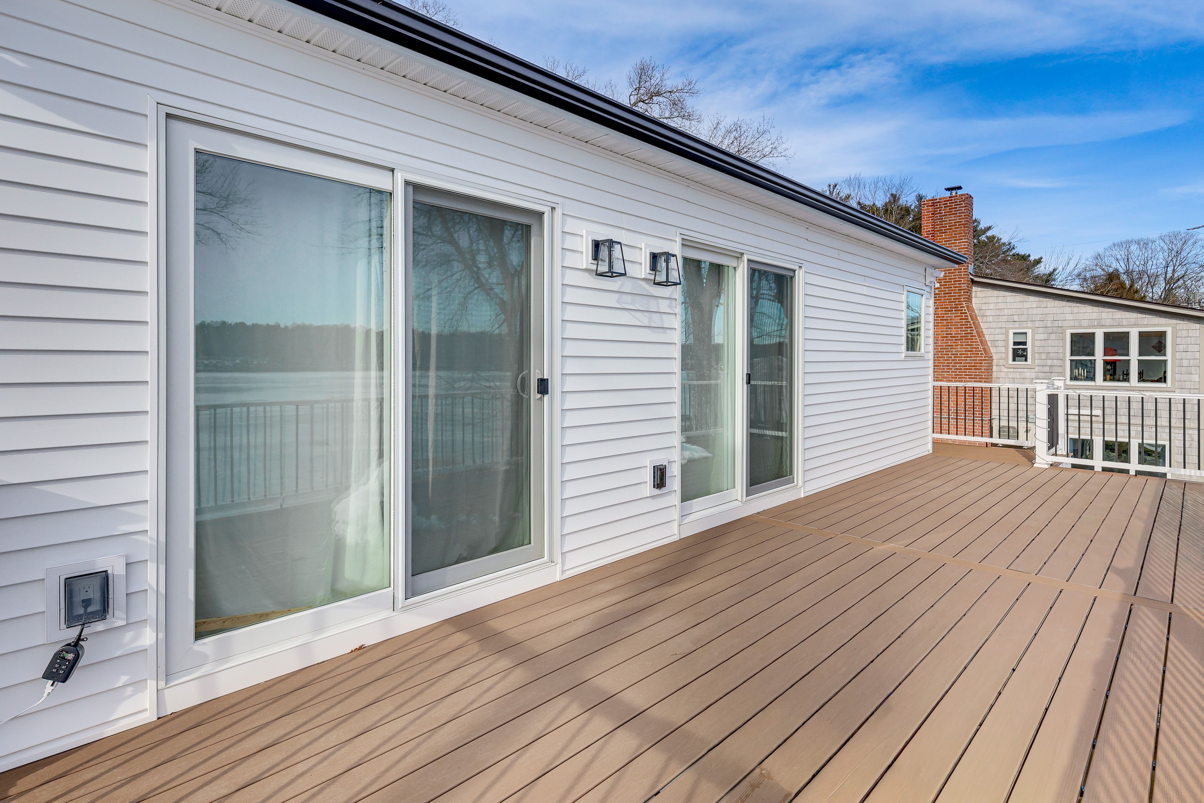 Deck w/ Dining Space