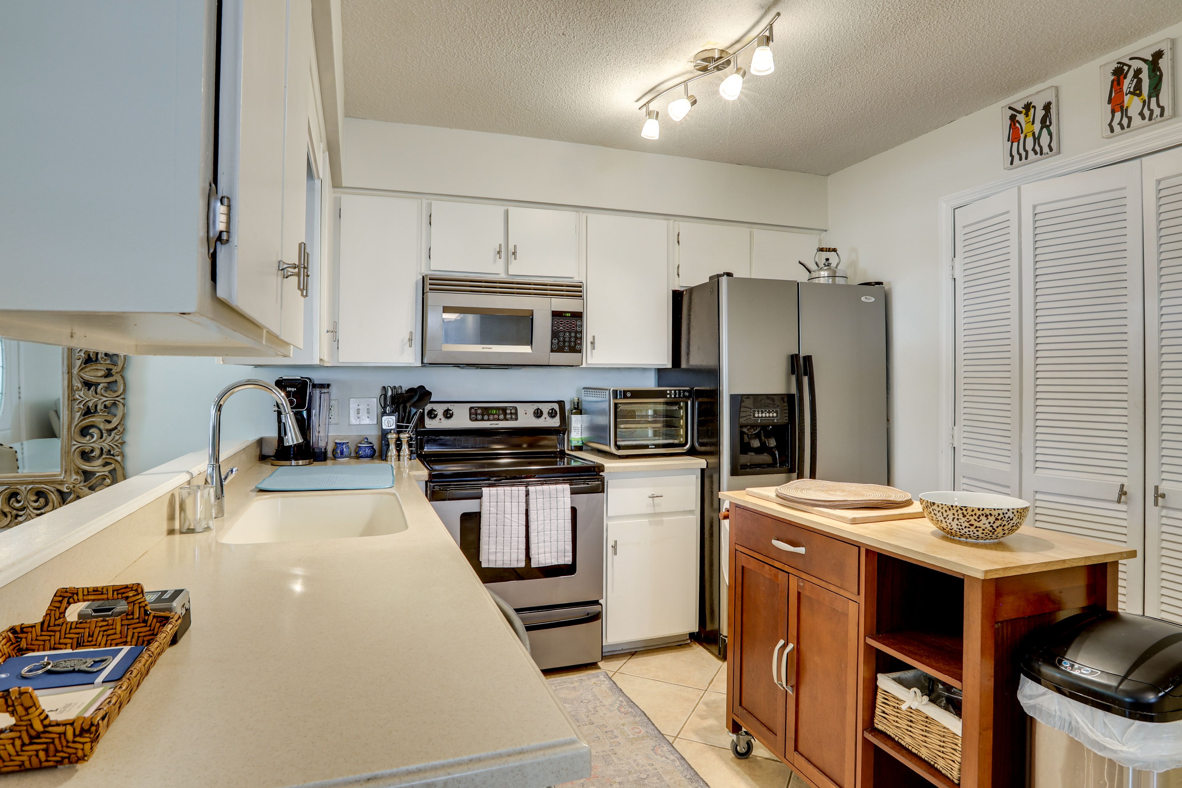 Kitchen | Cooking Basics | Dishwasher | Keurig Coffee Maker (Coffee Provided)