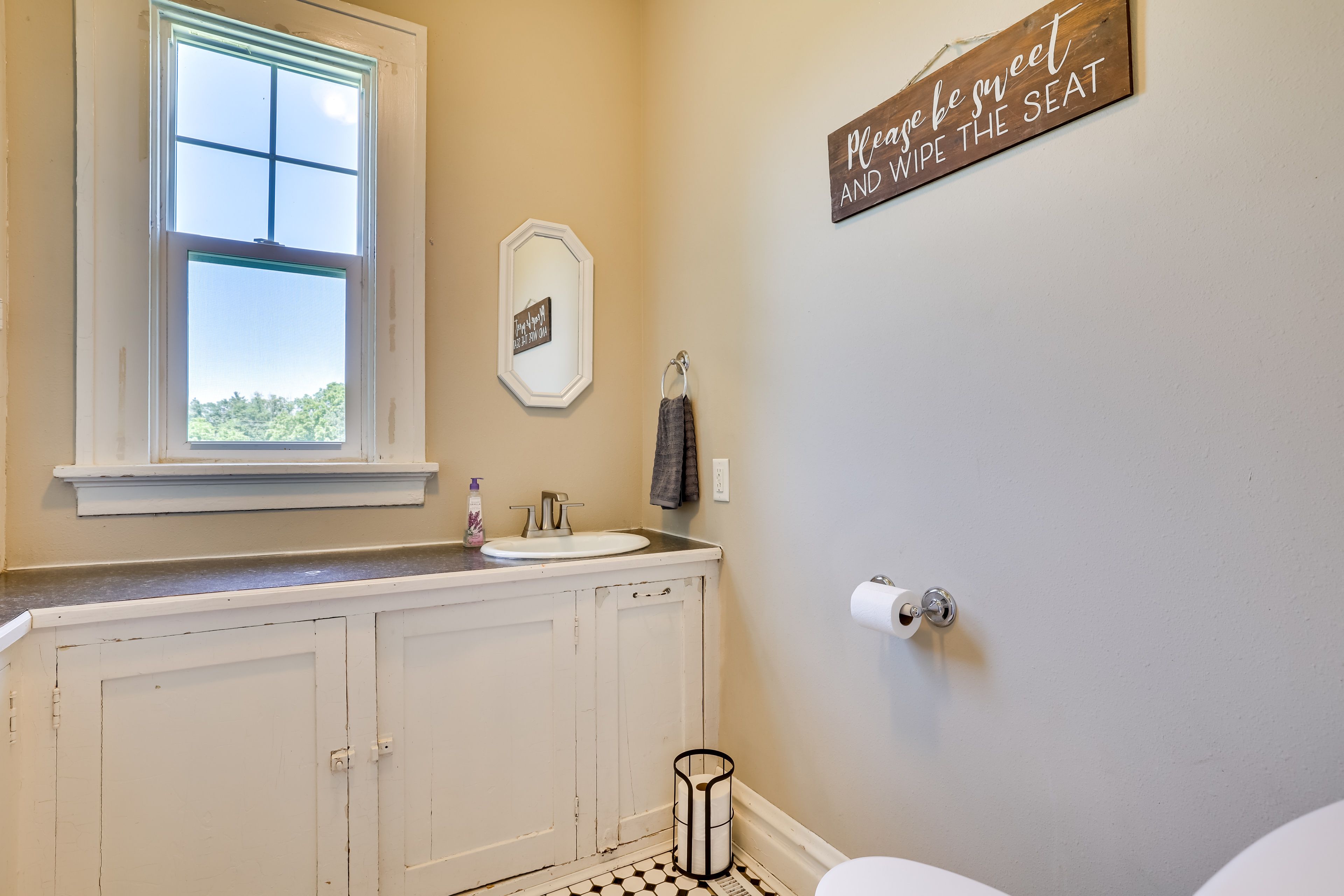 Half Bathroom | 1st Floor