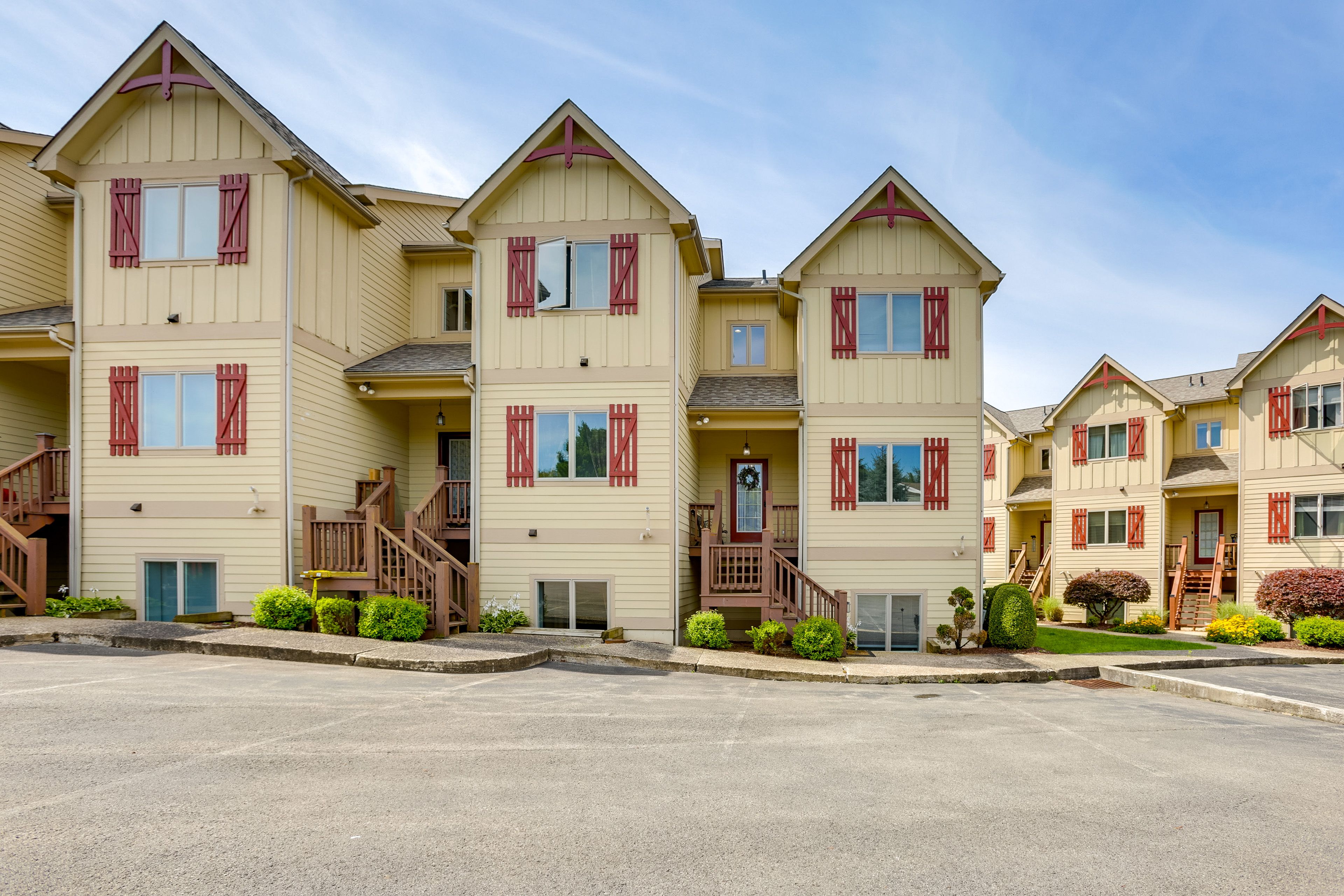 Townhouse Exterior | Corner Unit | Community Parking Lot (2 Vehicles)