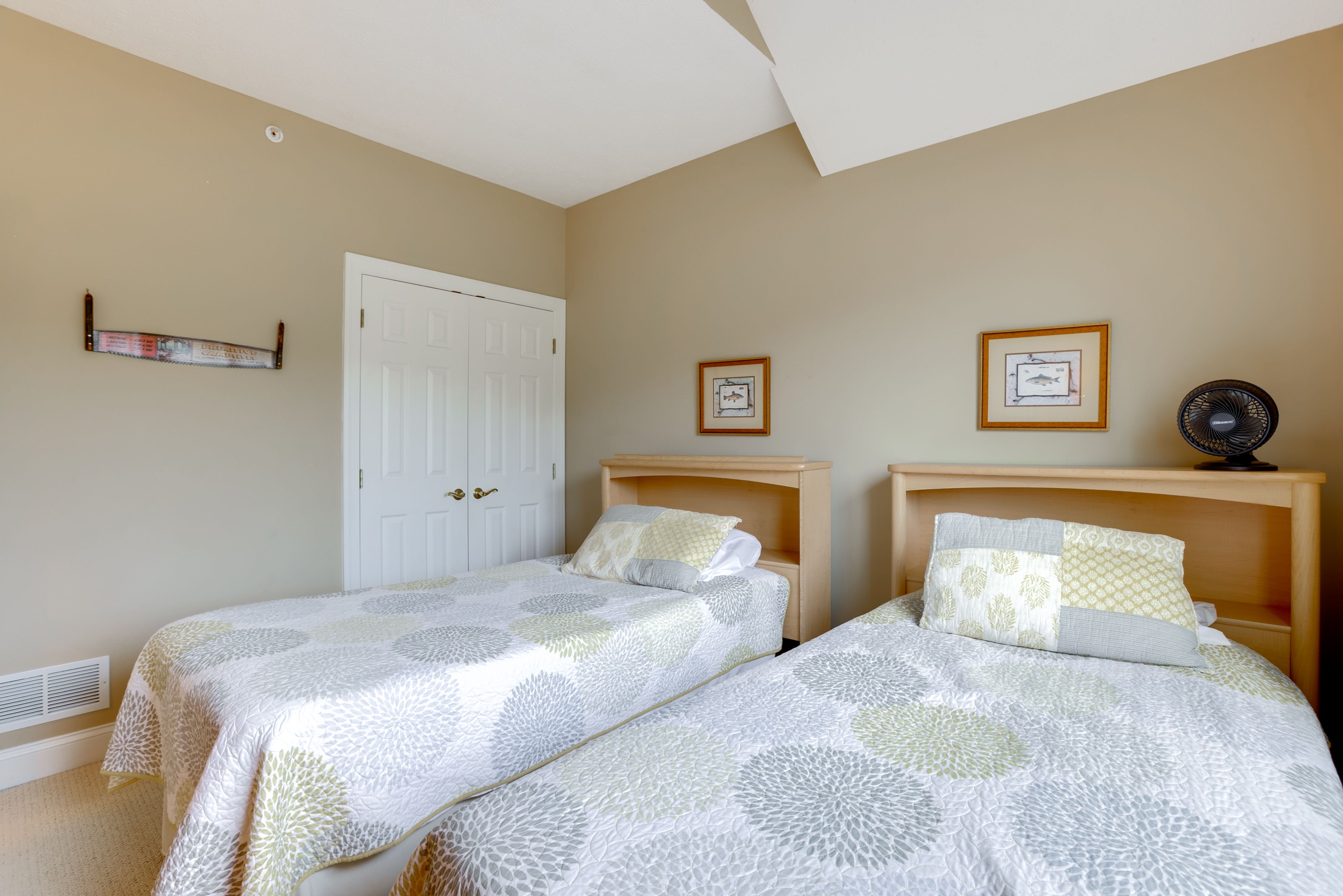 Bedroom 2 | 2 Twin Beds | Smart TV | Upper Level