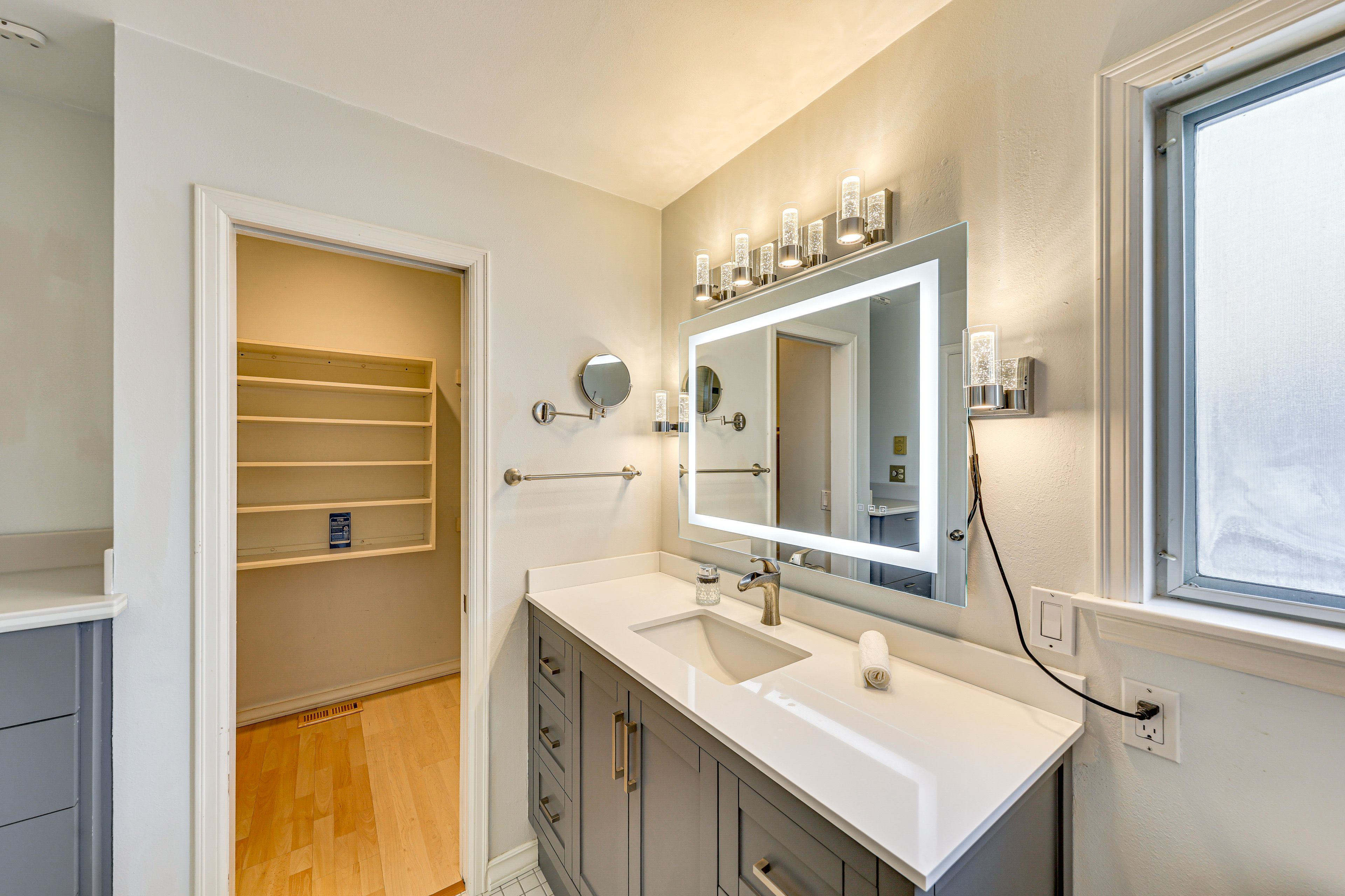 Full Bathroom | Towels Provided | Main Level