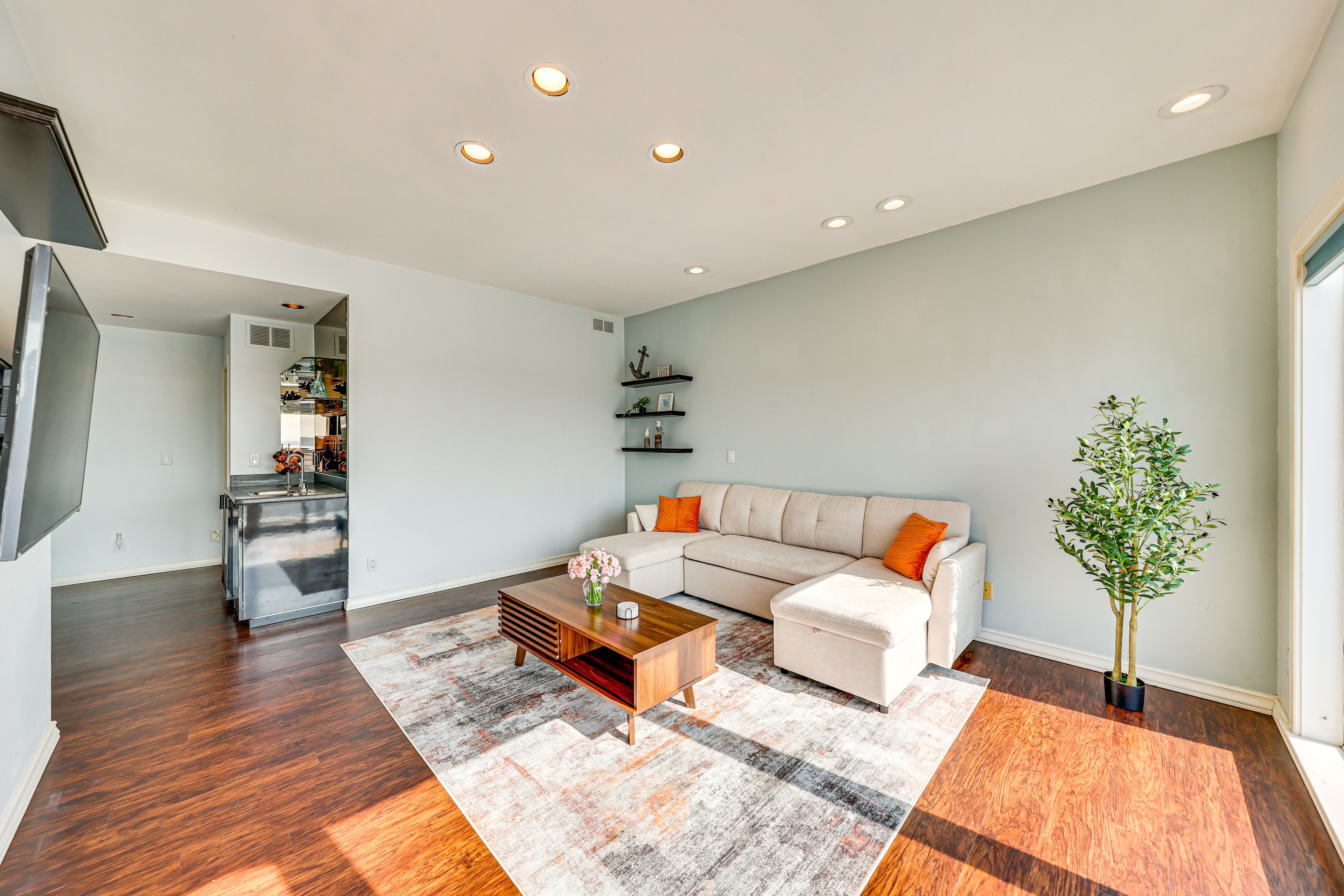 Family Room | Wet Bar | Smart TV | Free WiFi