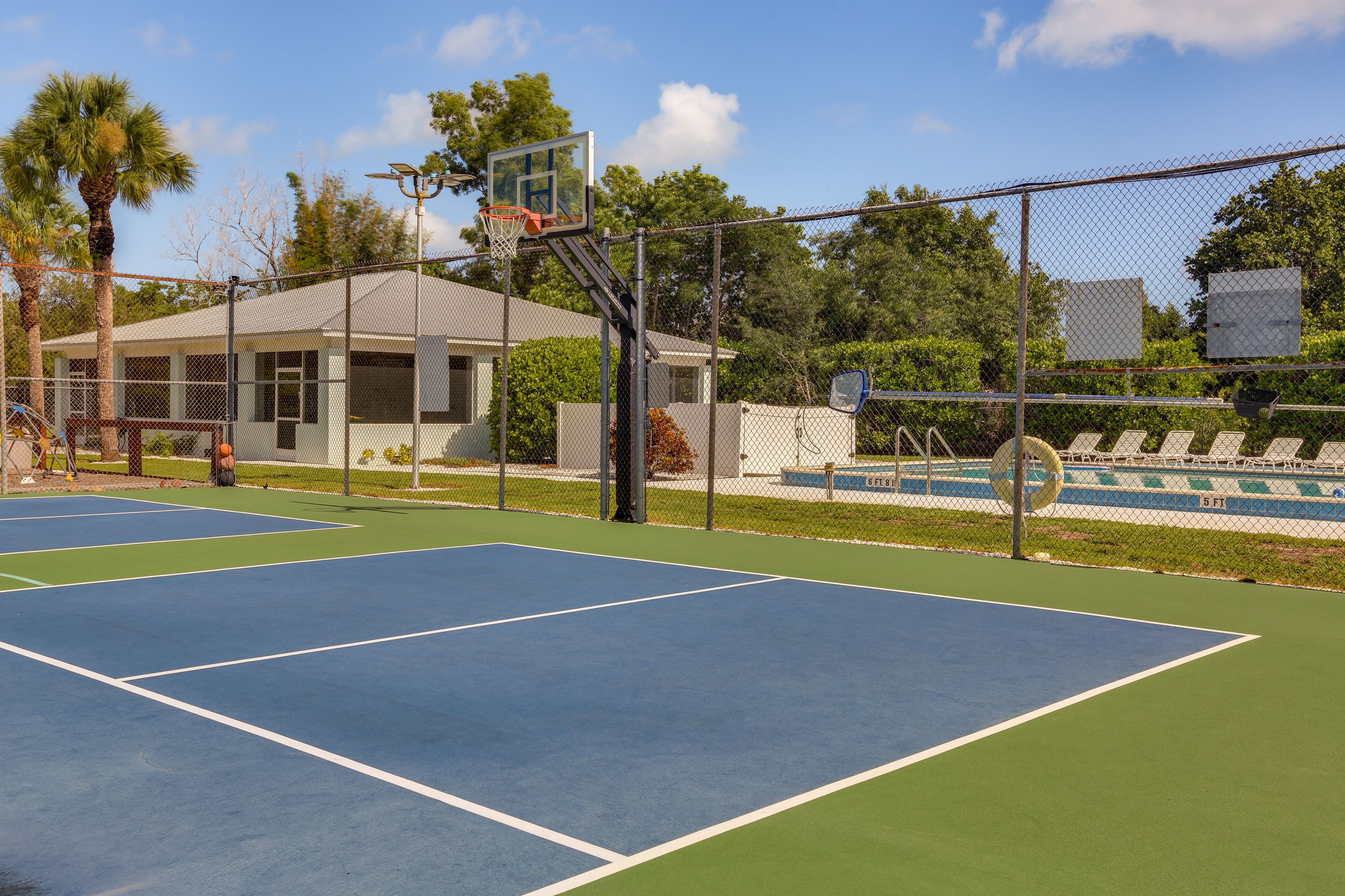 Neighborhood Amenities | Basketball/Tennis Courts