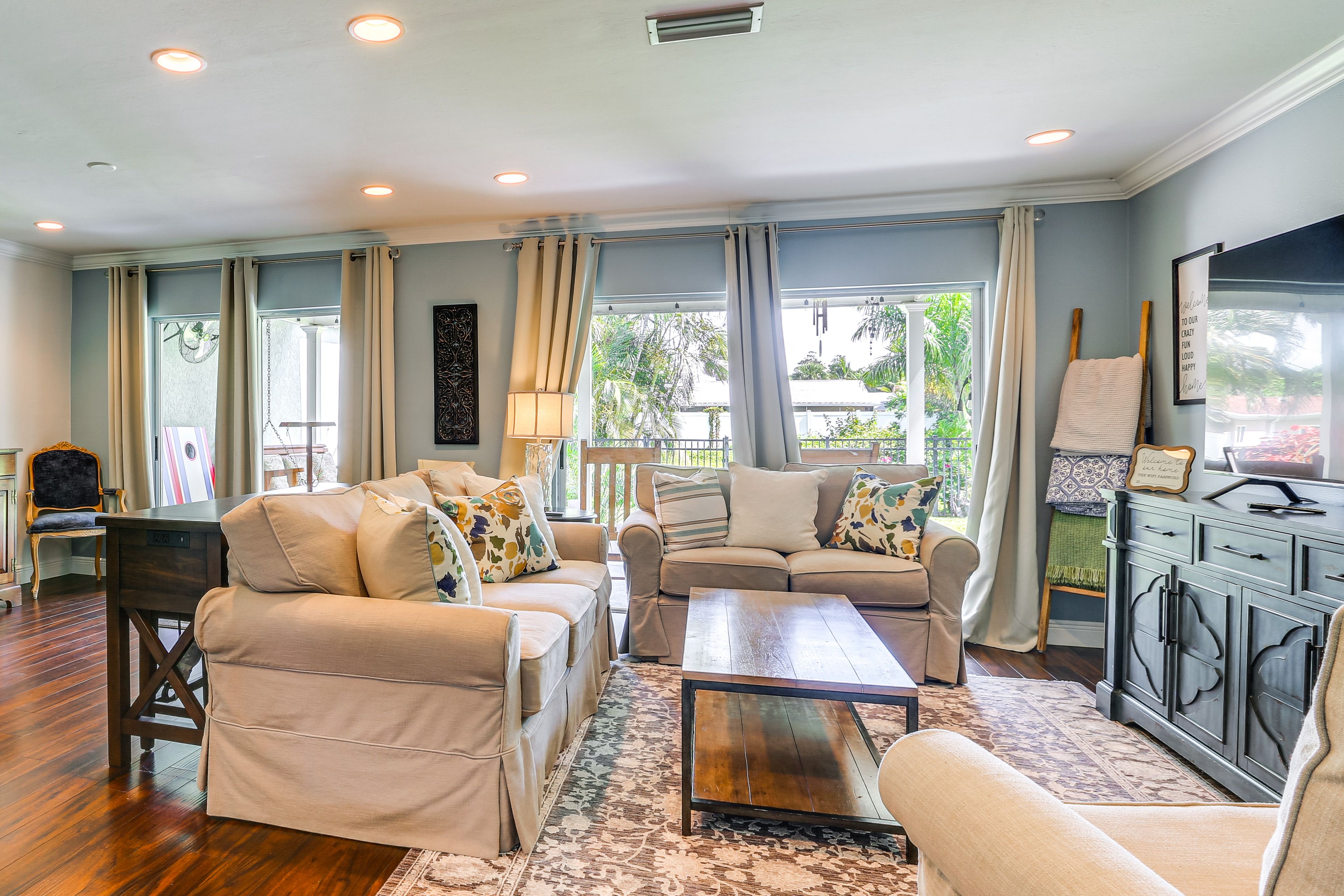 Living Room | Smart TV | Books/Board Games