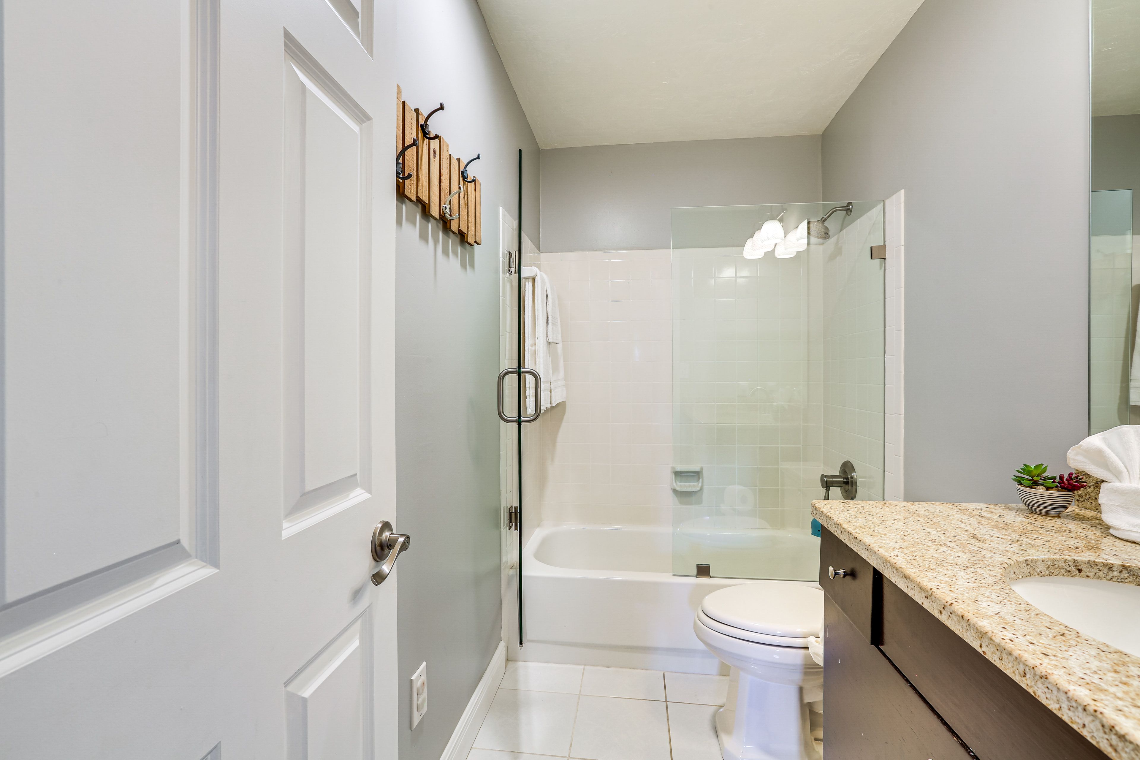 Full Bathroom | Complimentary Toiletries