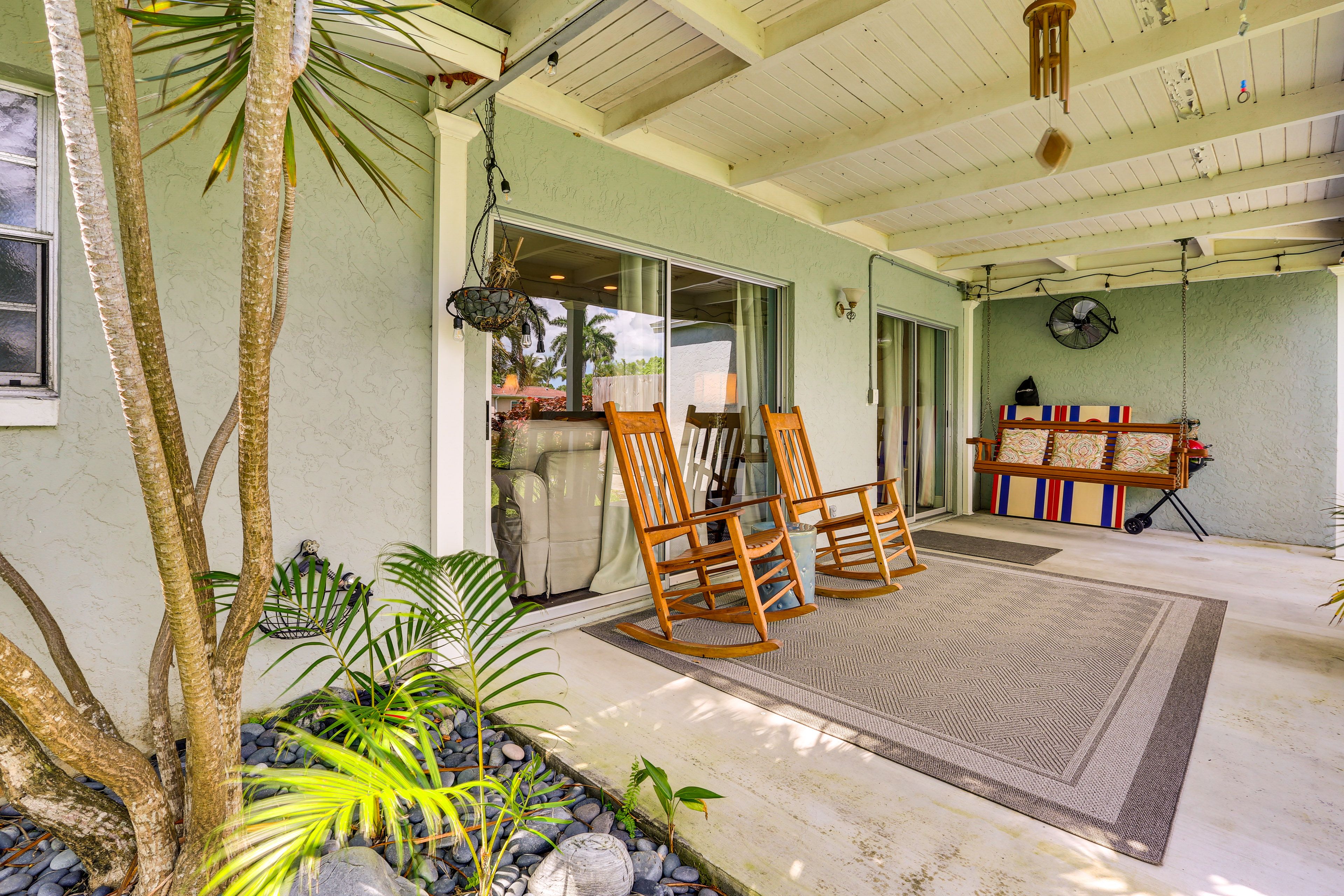Covered Patio w/ Seating | Private Backyard