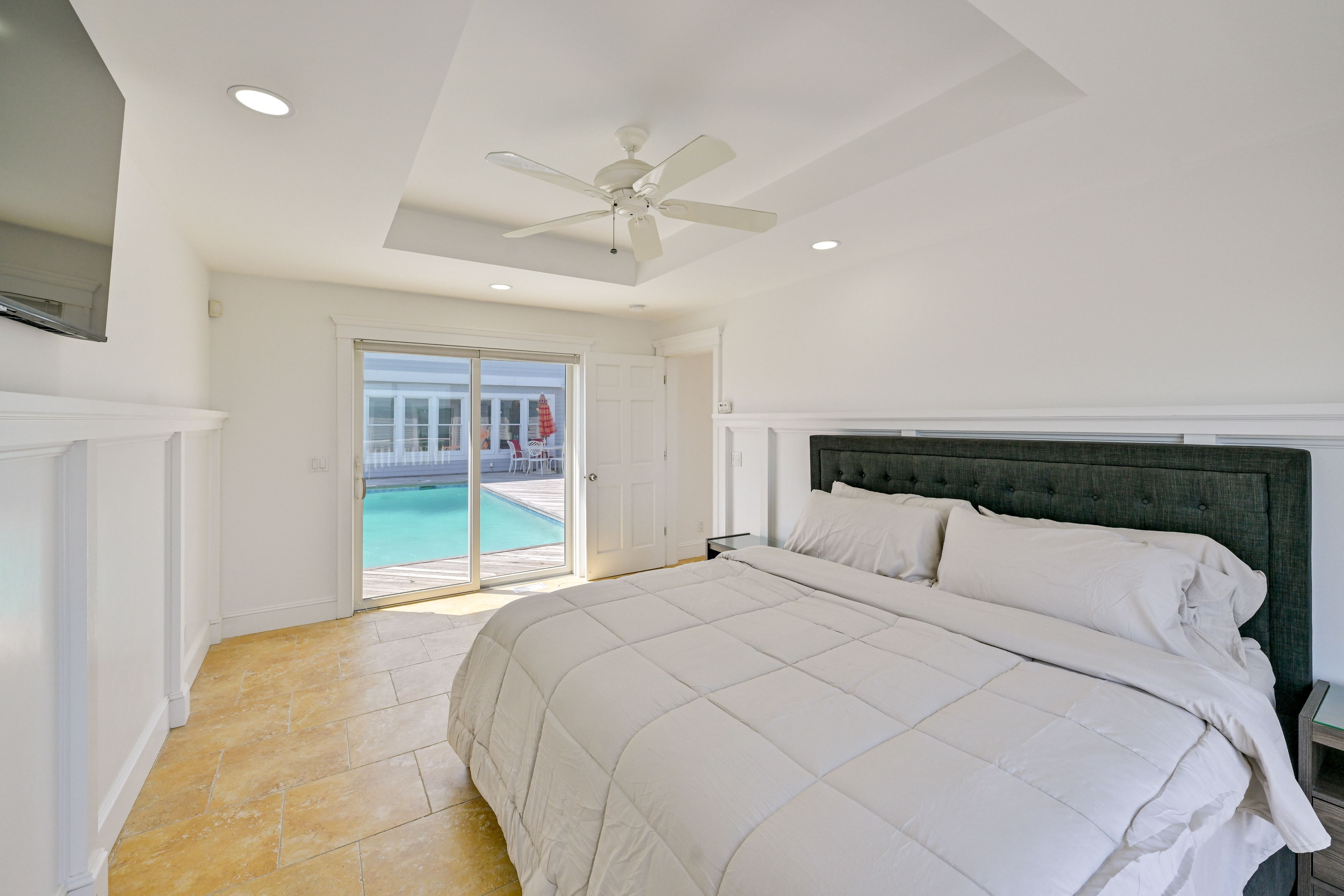 Bedroom 2 | King Bed | Shared En-Suite Bathroom
