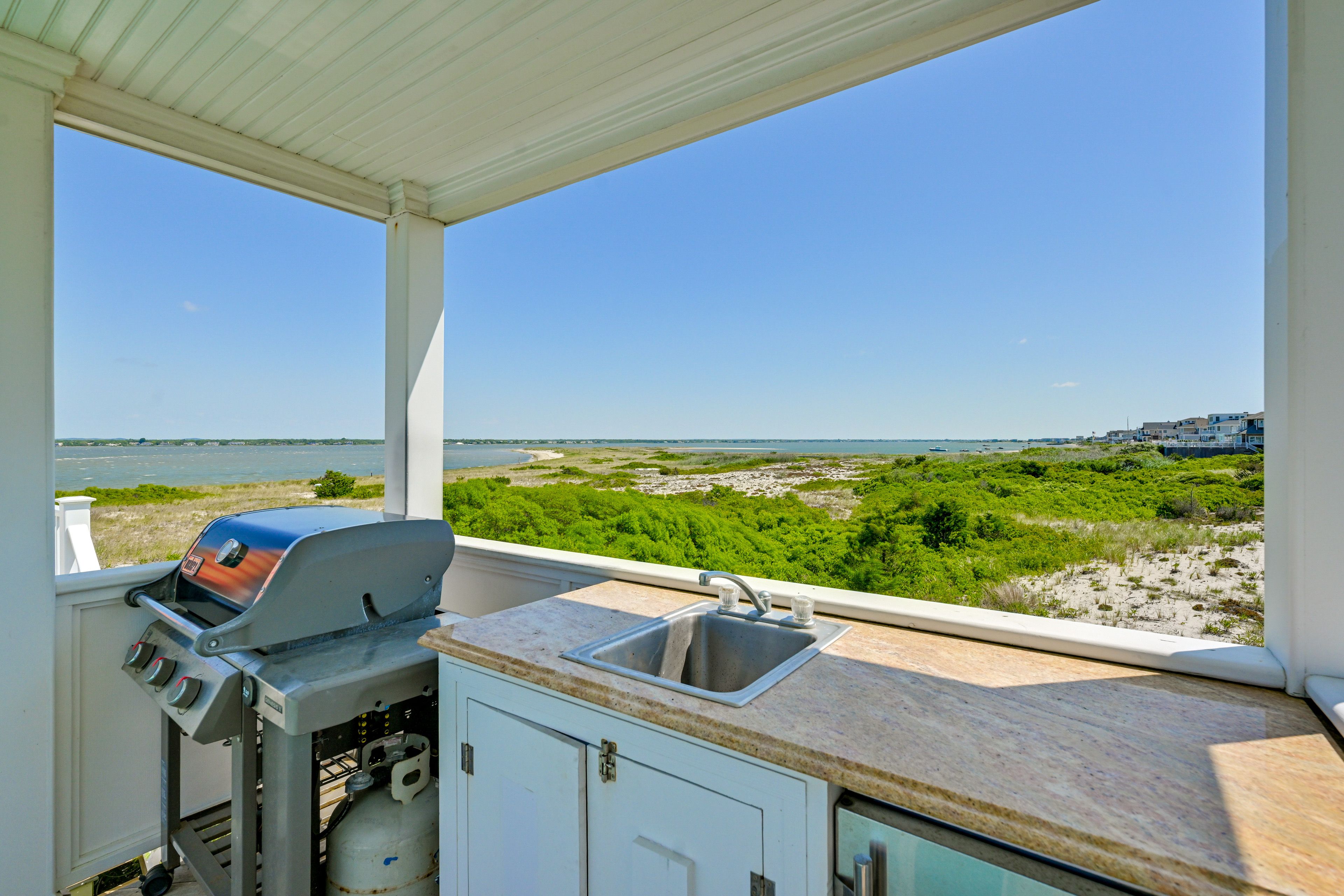 Outdoor Kitchen | Gas Grill | Fridge | Sink