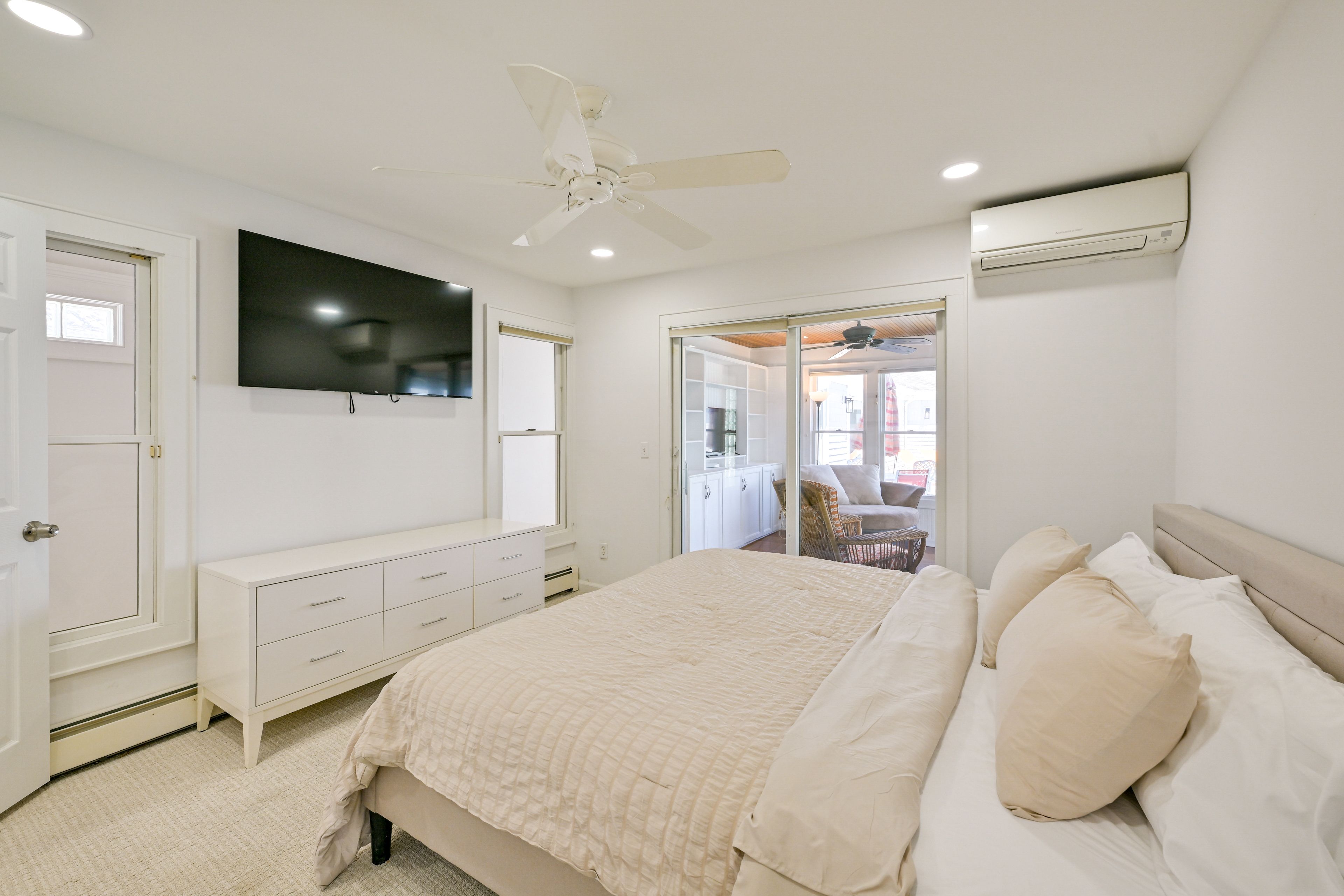 Bedroom 1 | King Bed | Smart TV | En-Suite Bathroom