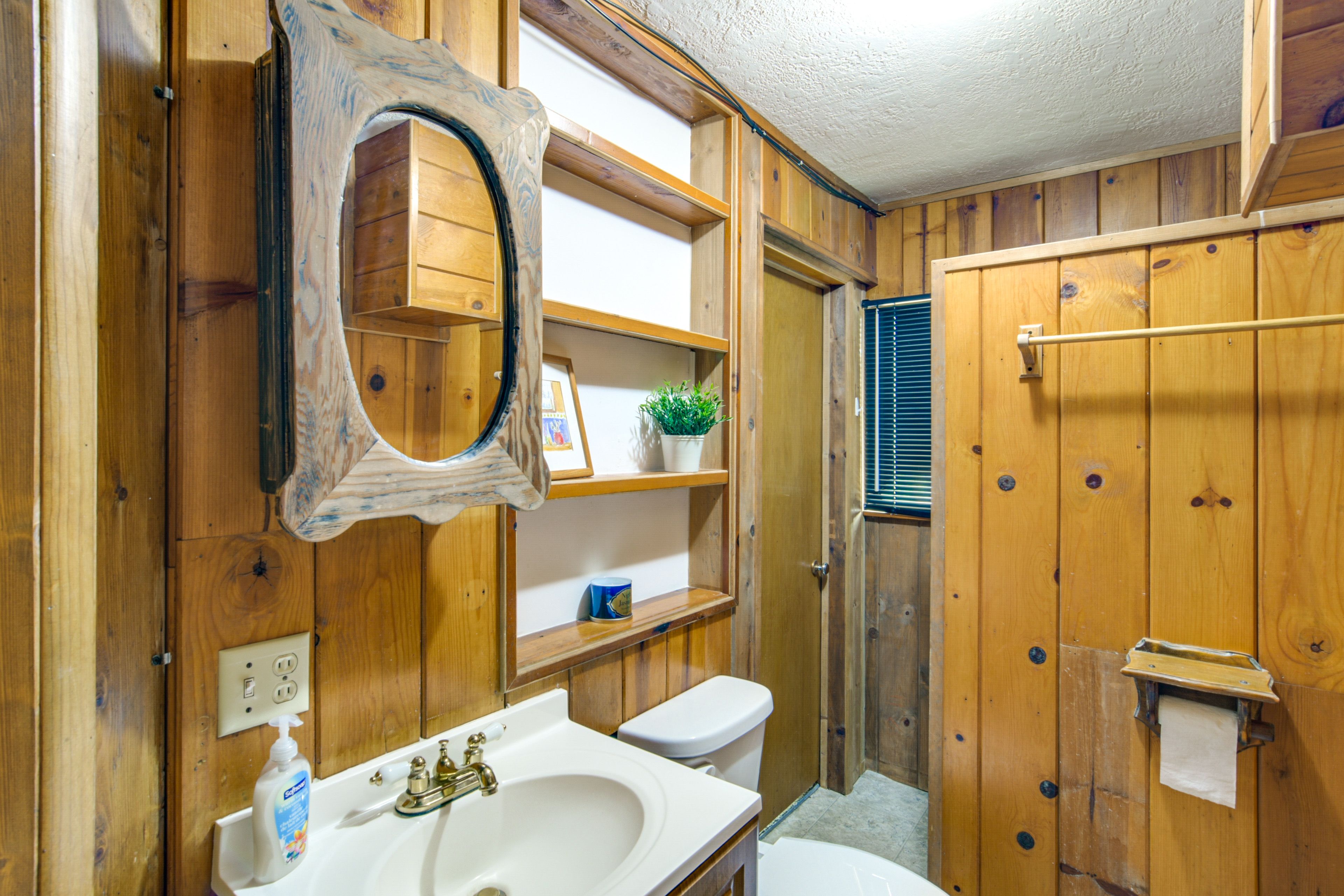 Full Bathroom | 1st Floor