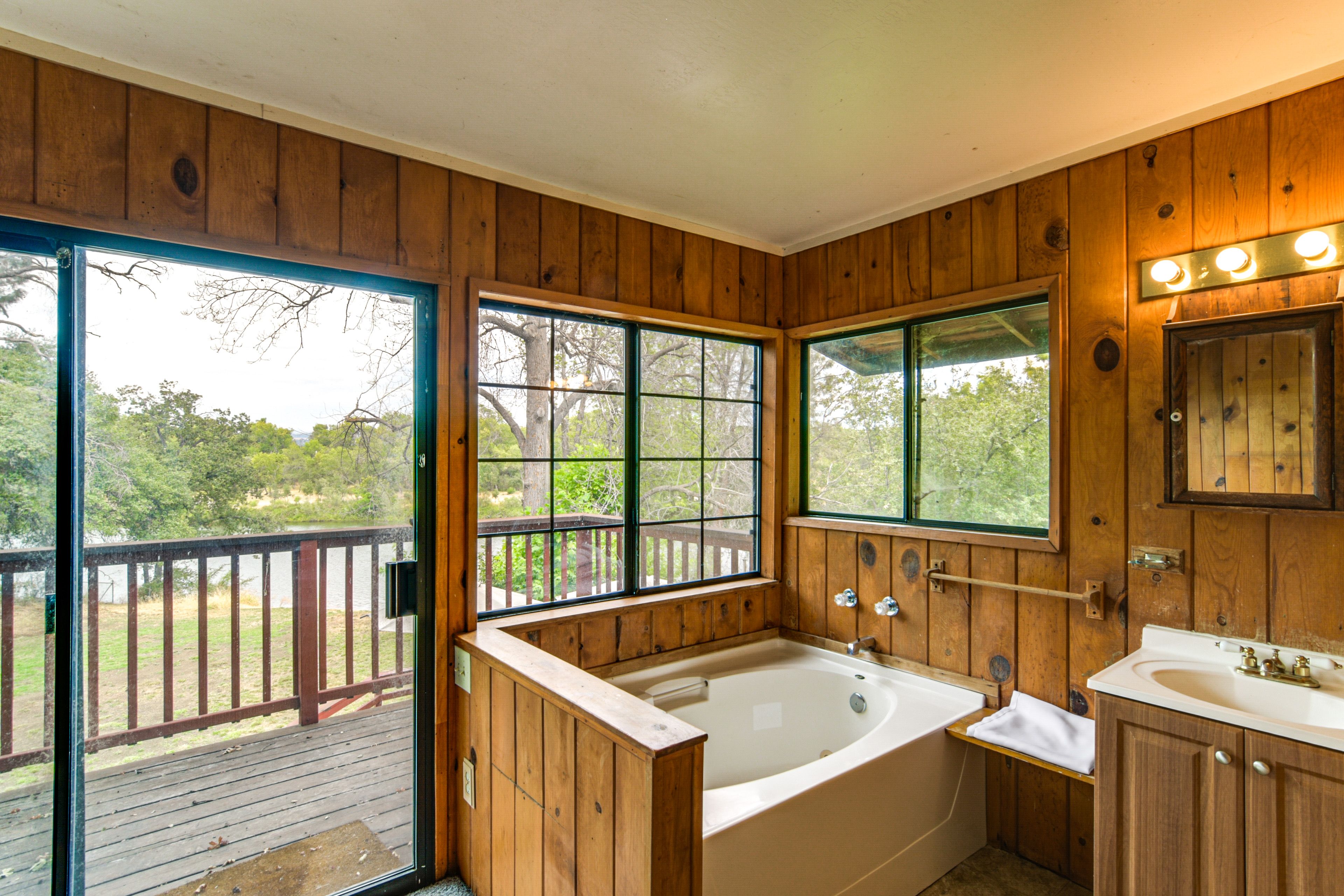 En-Suite Bathroom | 2nd Floor
