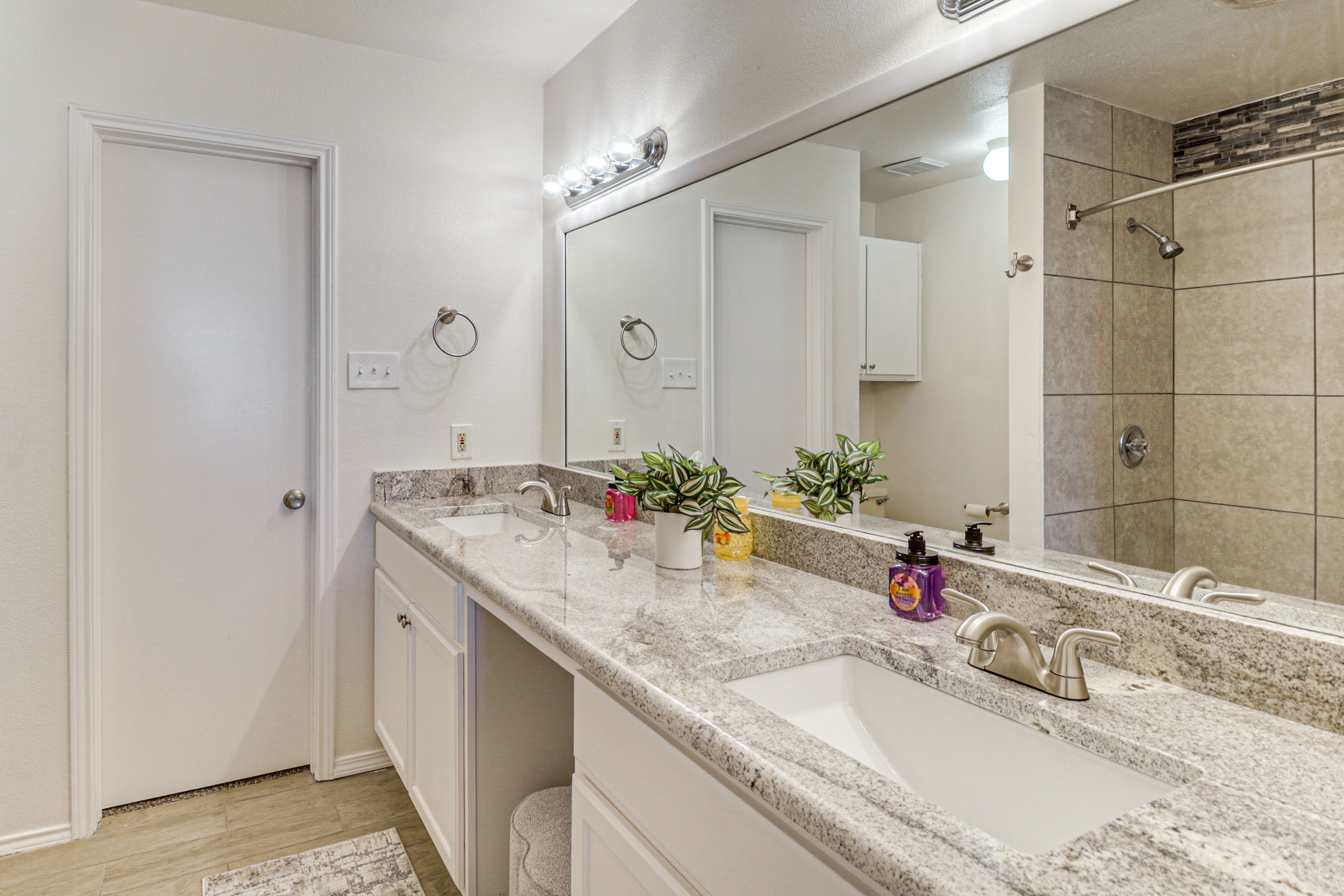 Full Bathroom | Towels Provided