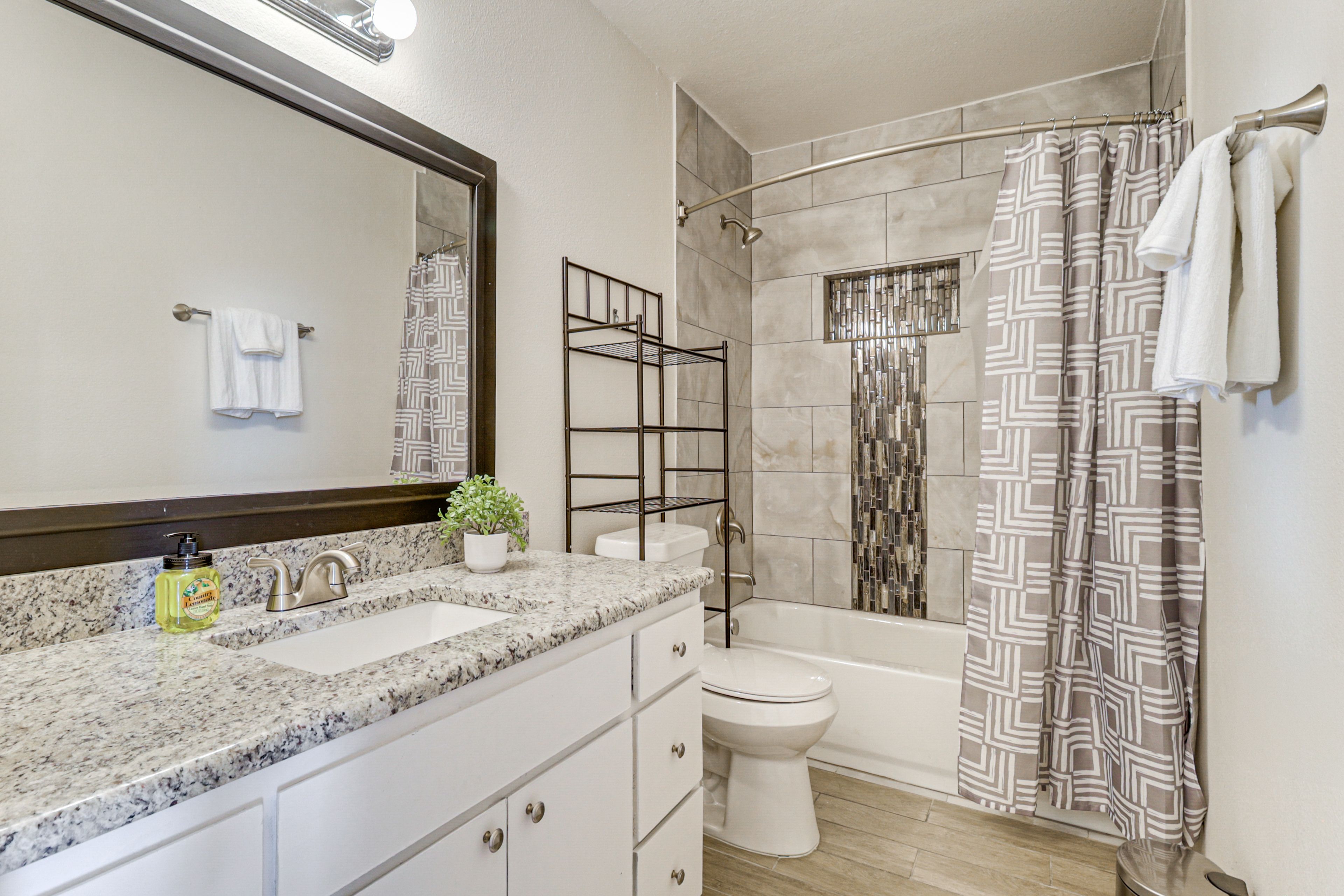 Full Bathroom | Shower/Tub Combo