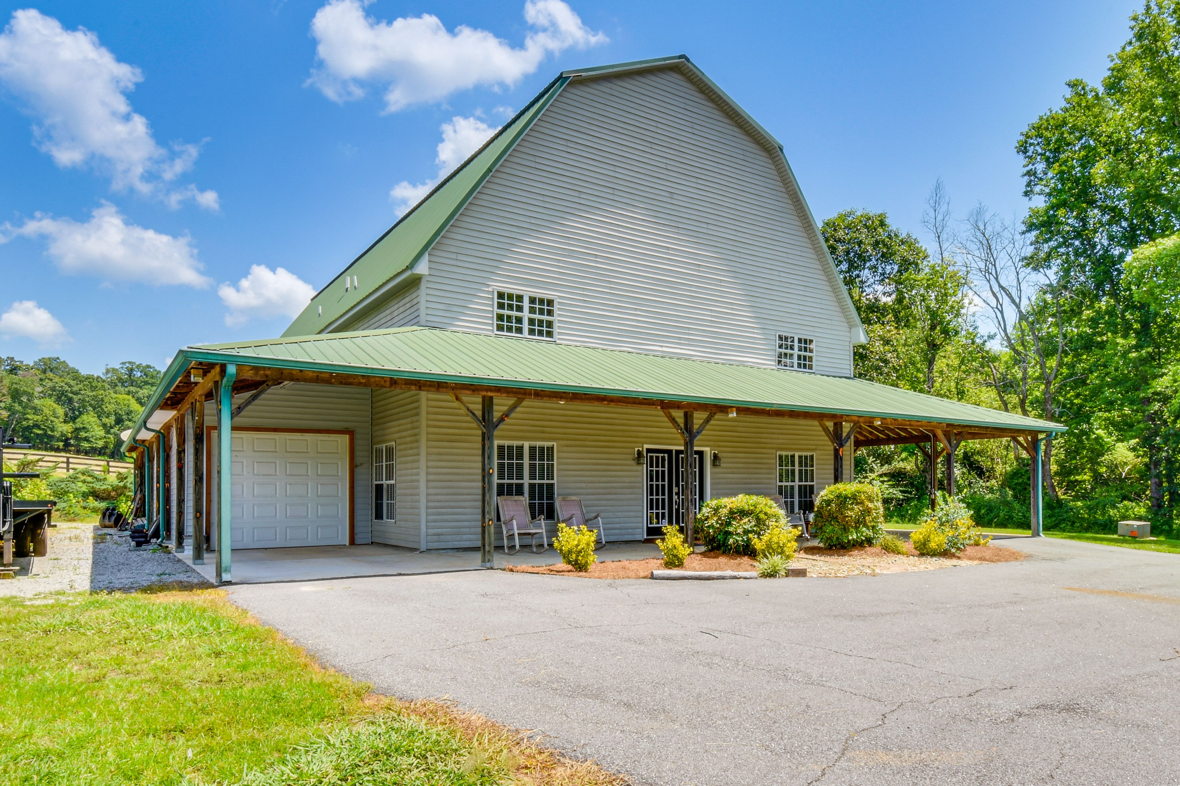 Gainesville Vacation Rental | 3BR | 3BA | 1 Step to Enter | 2,200 Sq Ft
