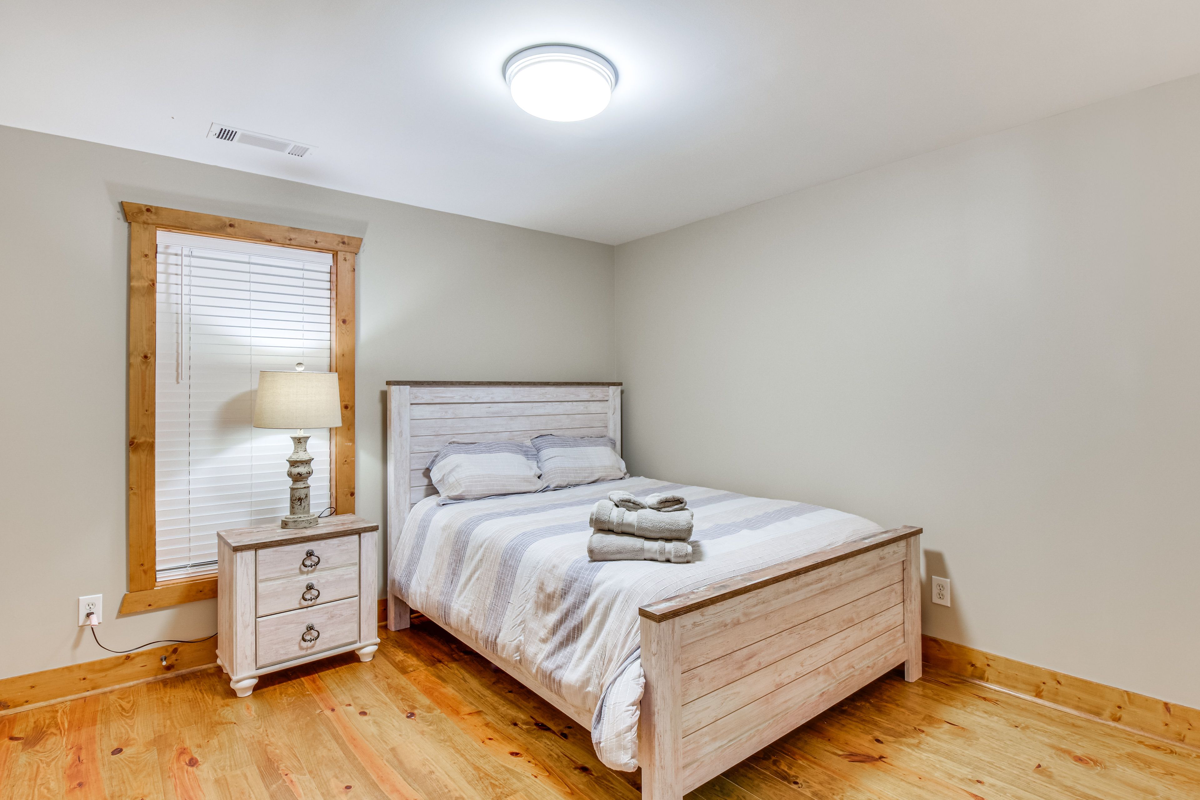Bedroom 2 | 2nd Floor | Queen Bed