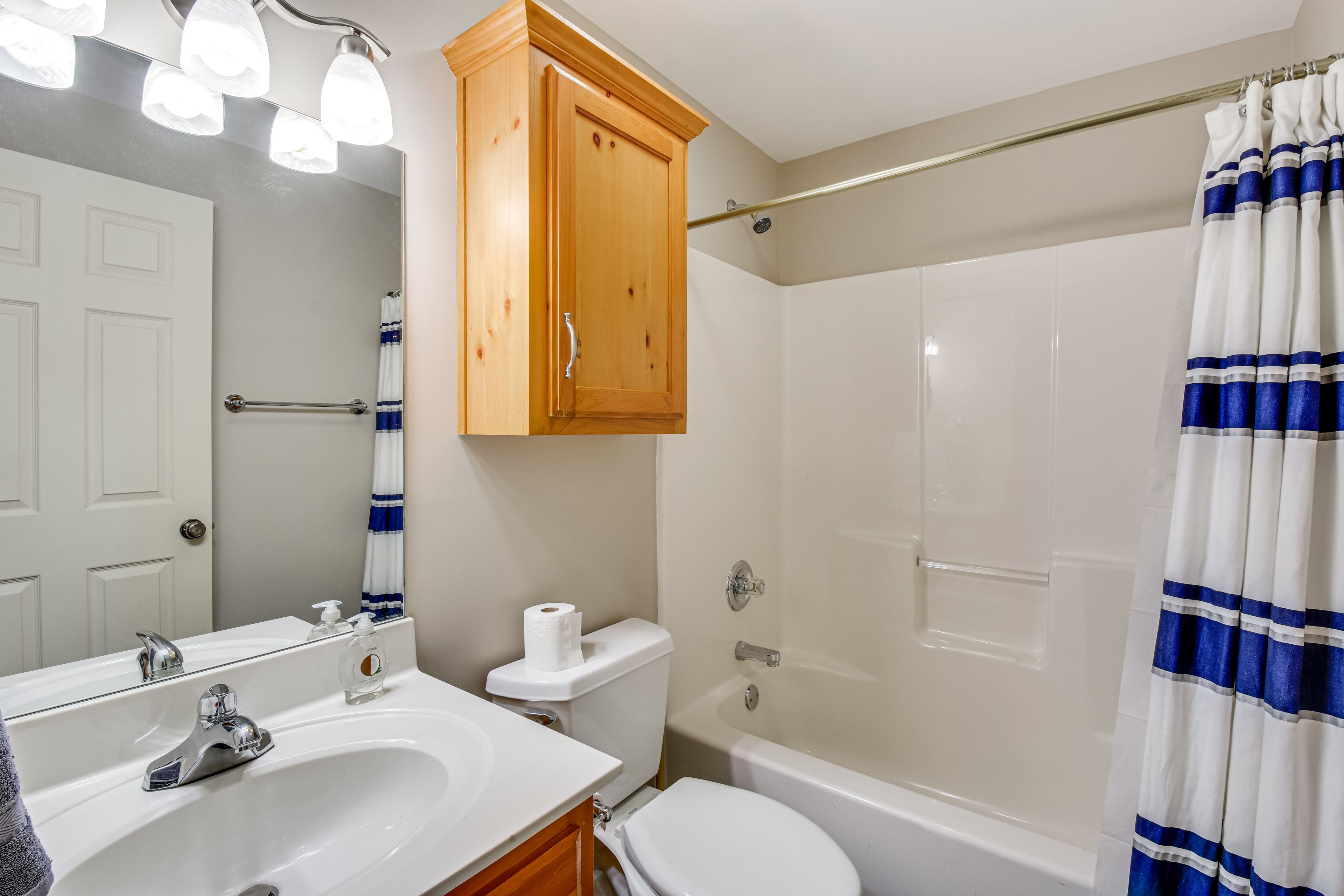 Full Bathroom | 2nd Floor